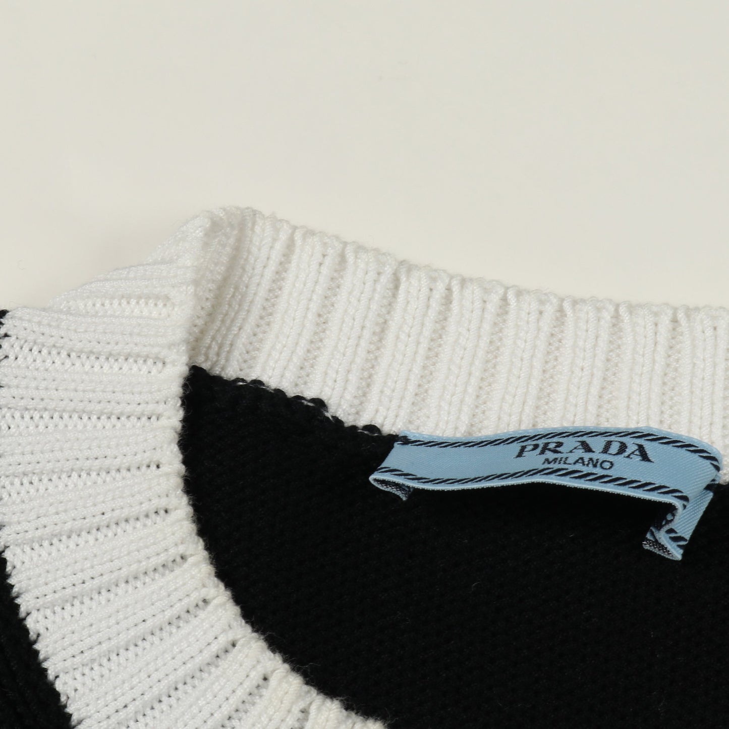 ロゴ セーター ニット クルーネック コットン ブラック ホワイト プラダ トップス PRADA
