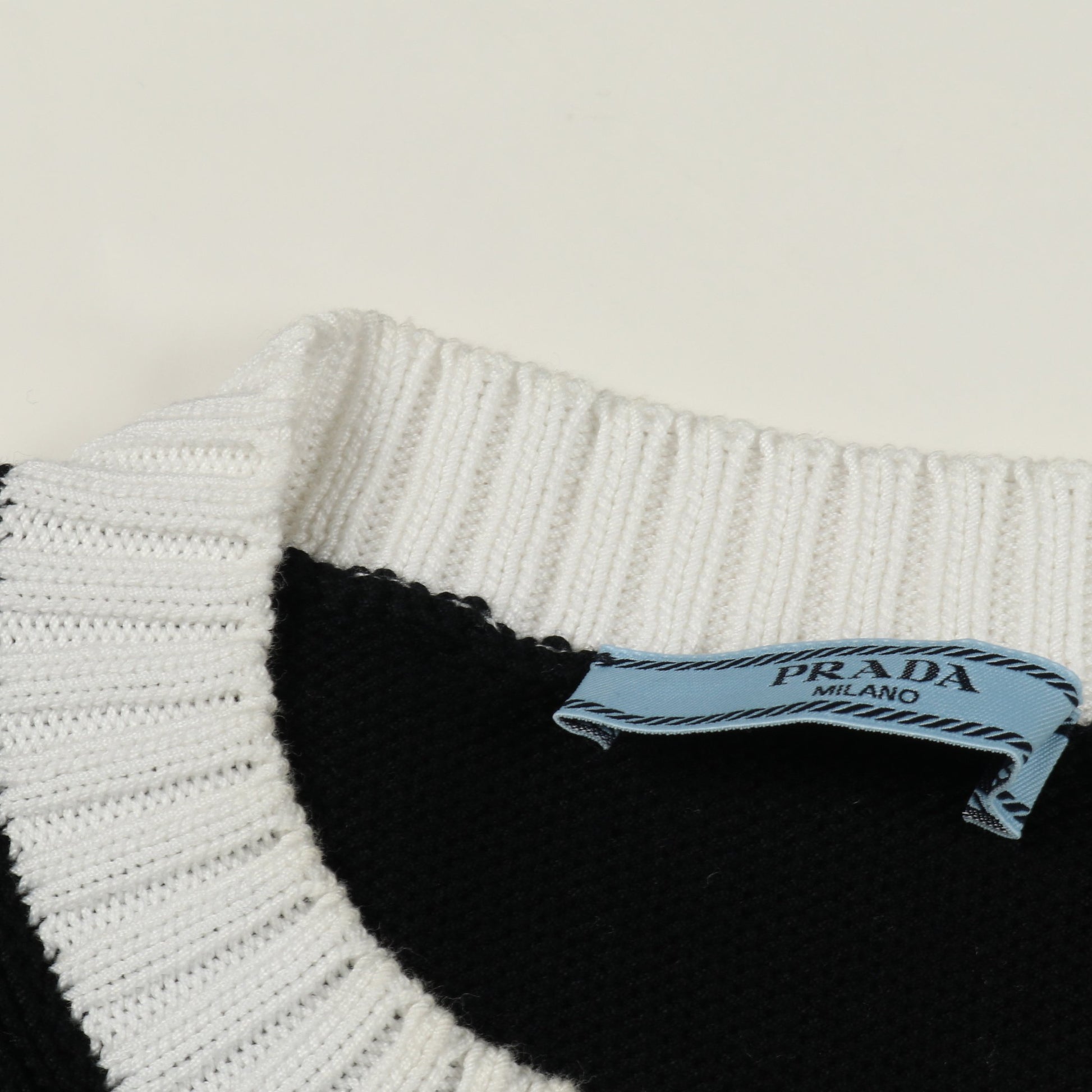 ロゴ セーター ニット クルーネック コットン ブラック ホワイト プラダ トップス PRADA