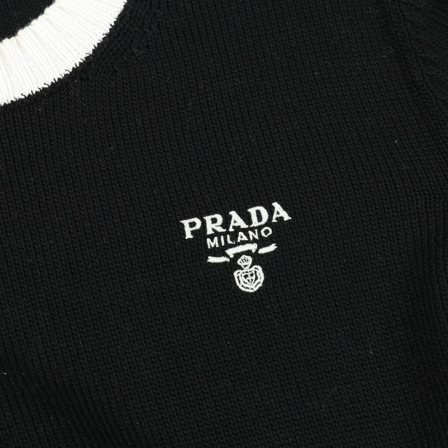 ロゴ セーター ニット クルーネック コットン ブラック ホワイト プラダ トップス PRADA