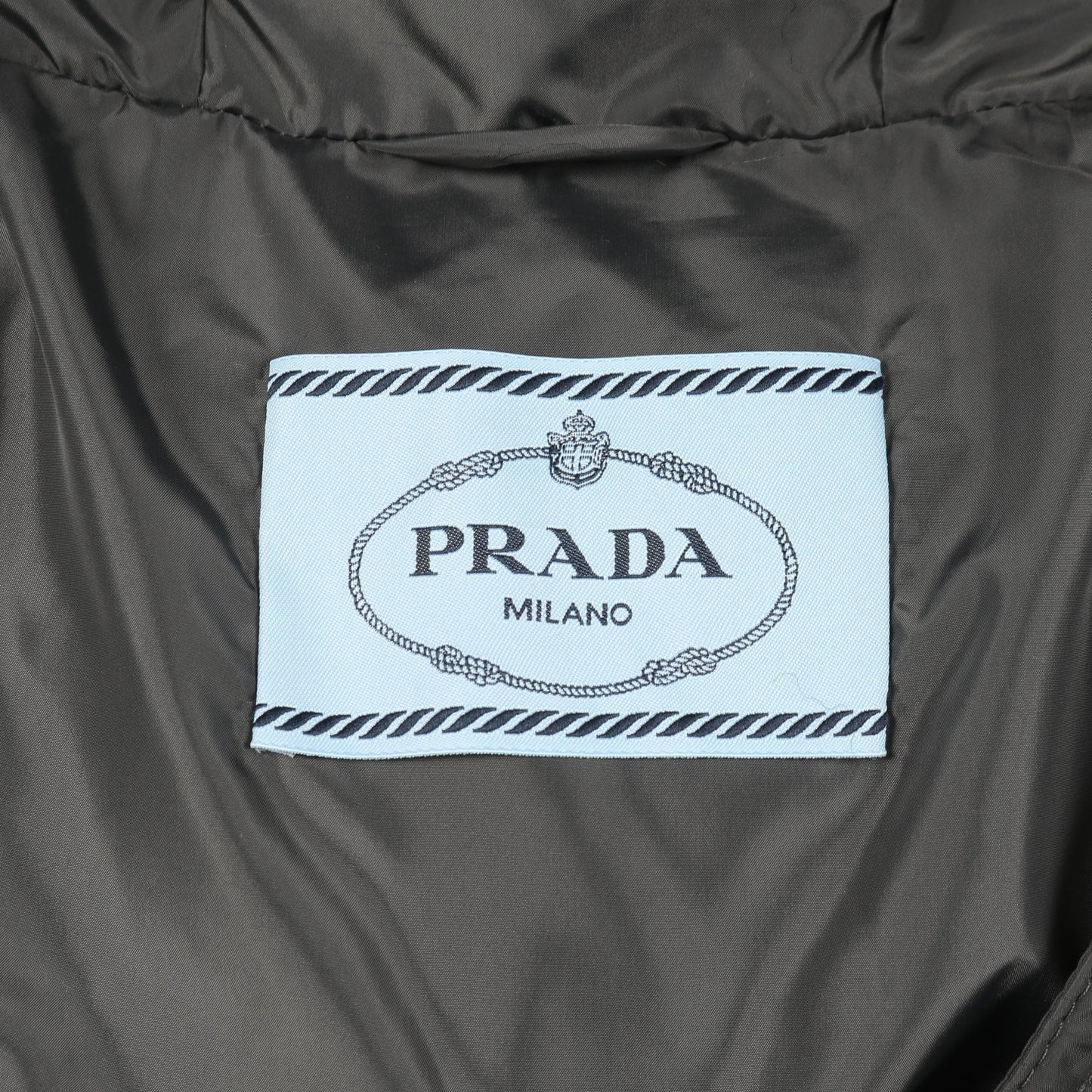 ダウンジャケット グレー 三角プレート フード付き プラダ アウター PRADA