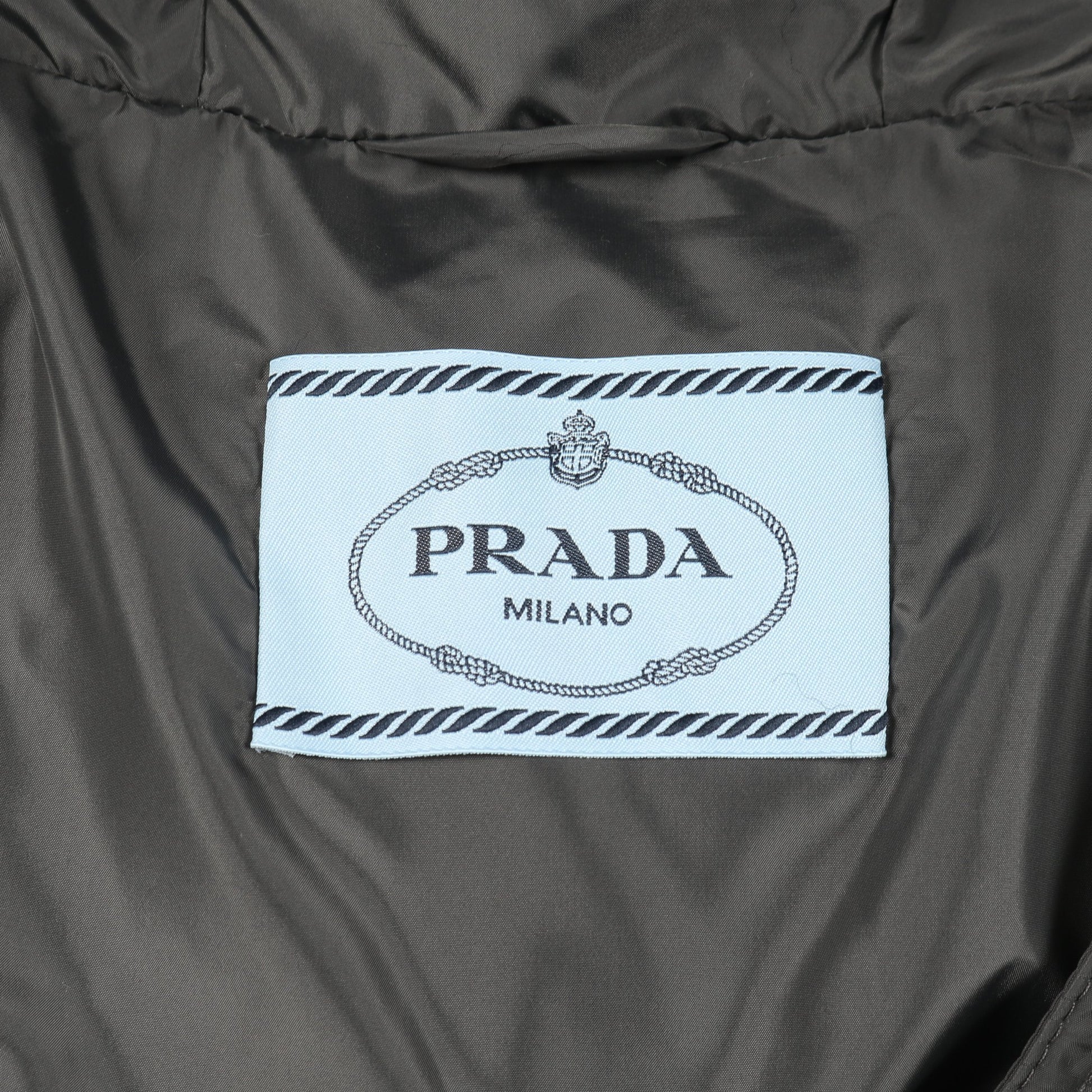 ダウンジャケット グレー 三角プレート フード付き プラダ アウター PRADA