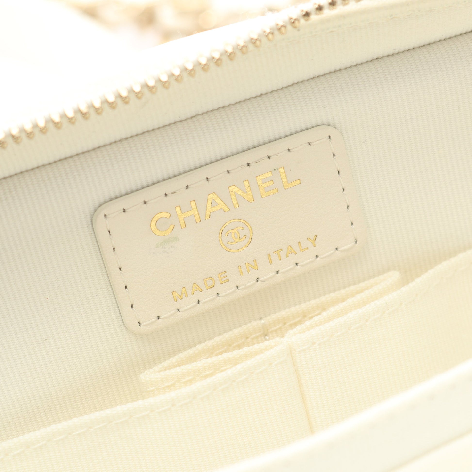 シャネル19 マトラッセ チェーンショルダーバッグ レザー ホワイト コンビ金具 シャネル バッグ CHANEL