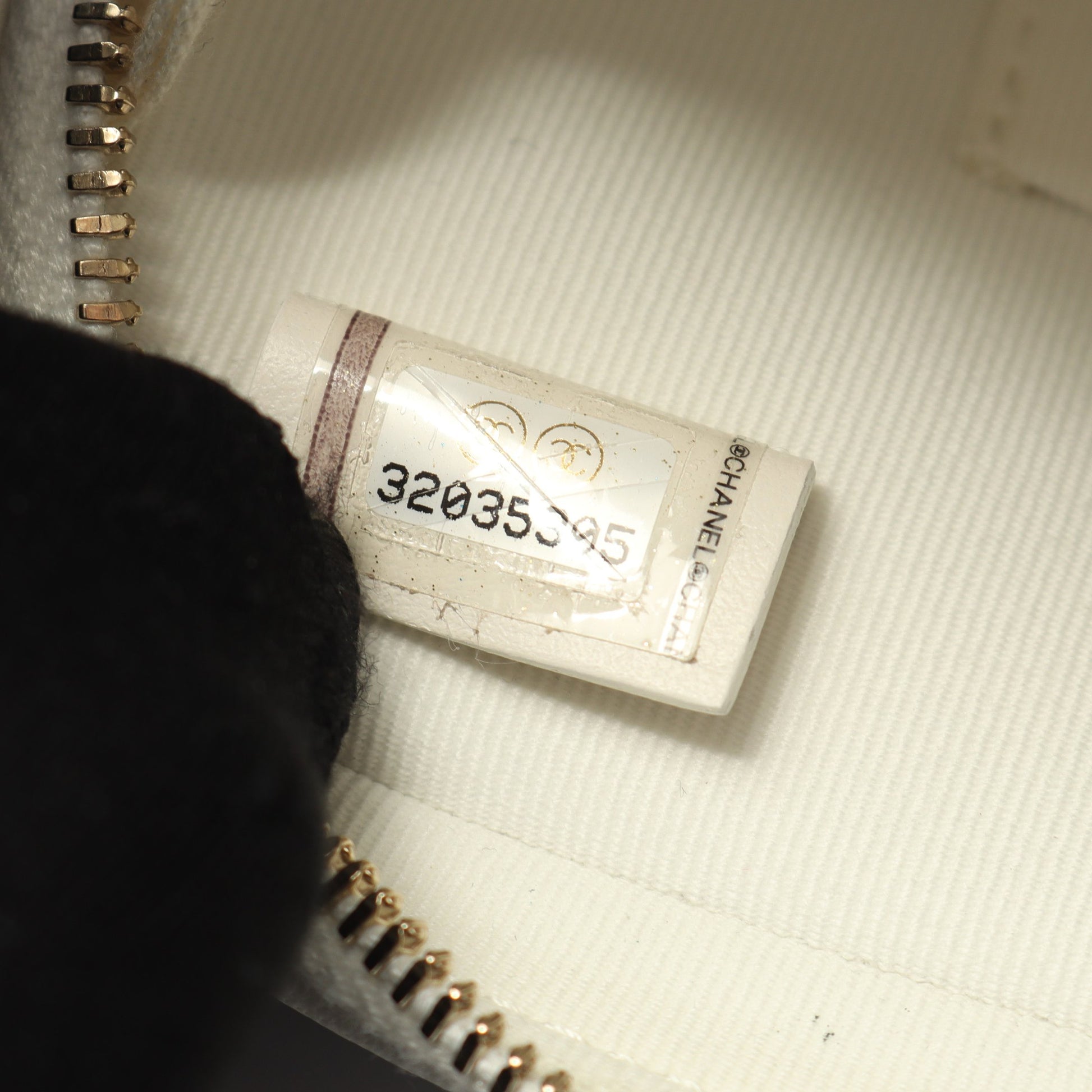 シャネル19 マトラッセ チェーンショルダーバッグ レザー ホワイト コンビ金具 シャネル バッグ CHANEL