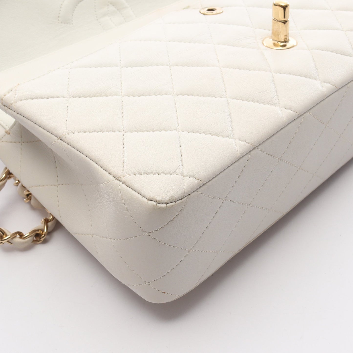 マトラッセ ダブルフラップ Wチェーンショルダーバッグ ラムスキン ホワイト ゴールド金具 シャネル バッグ CHANEL
