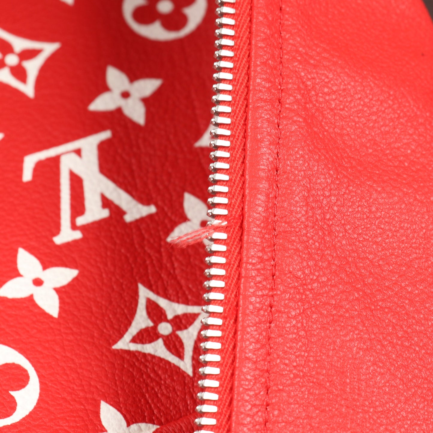 LOUIS VUITTON × Supreme モノグラム ベースボールジャケット レザージャケット ゴートレザー レッド ホワイト ルイヴィトン アウター LOUIS VUITTON