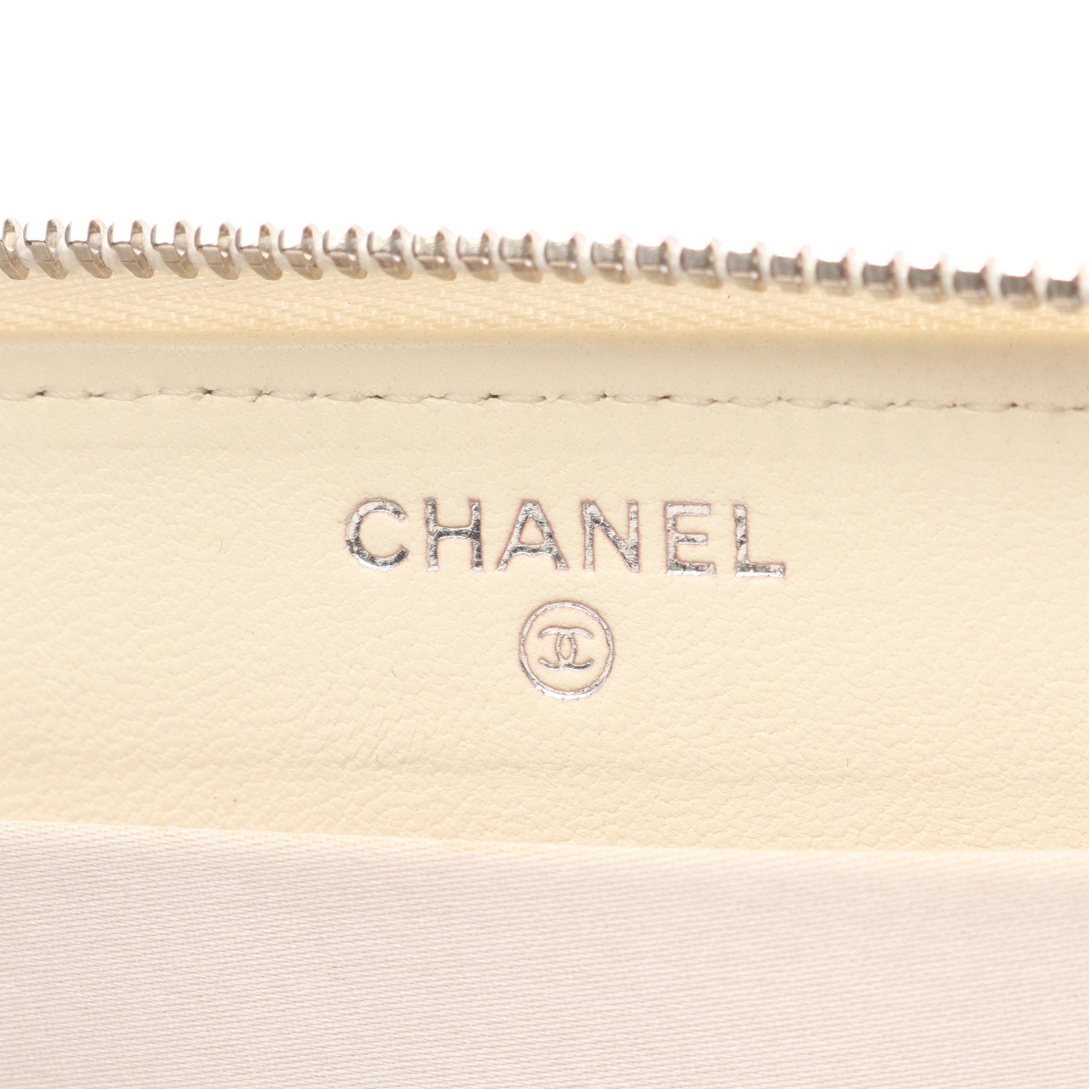 シャネル Chanel 長財布　ココマーク　ゴールド金具　アイボリーホワイト ココマーク ラウンドファスナー長財布 パンチング レザー ブラック