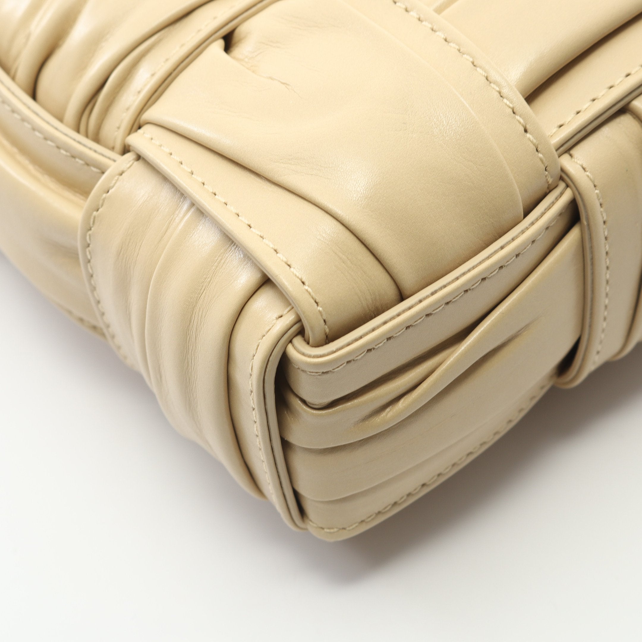 カセット ショルダーバッグ レザー ベージュ ボッテガヴェネタ – RECLO