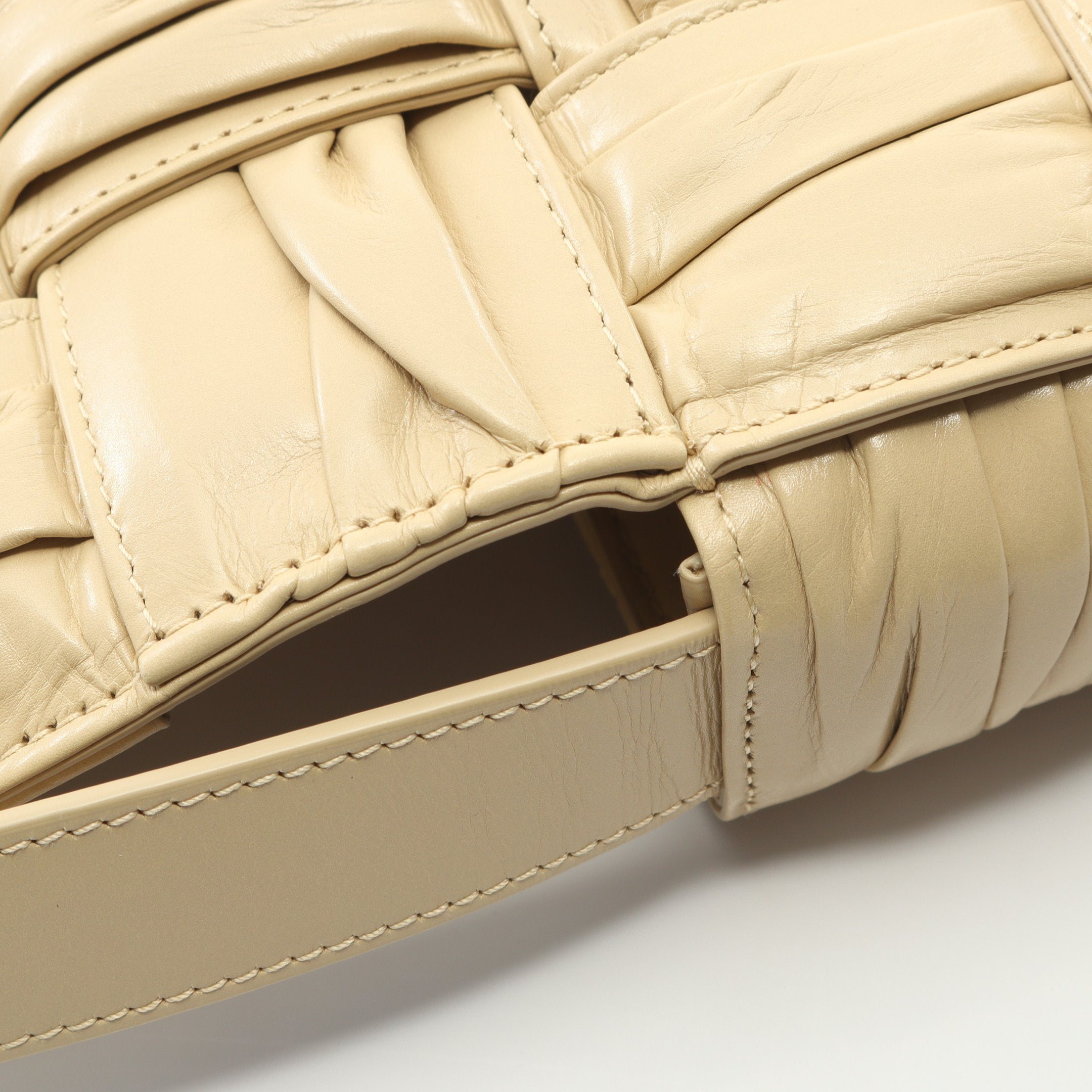 カセット ショルダーバッグ レザー ベージュ ボッテガヴェネタ – RECLO