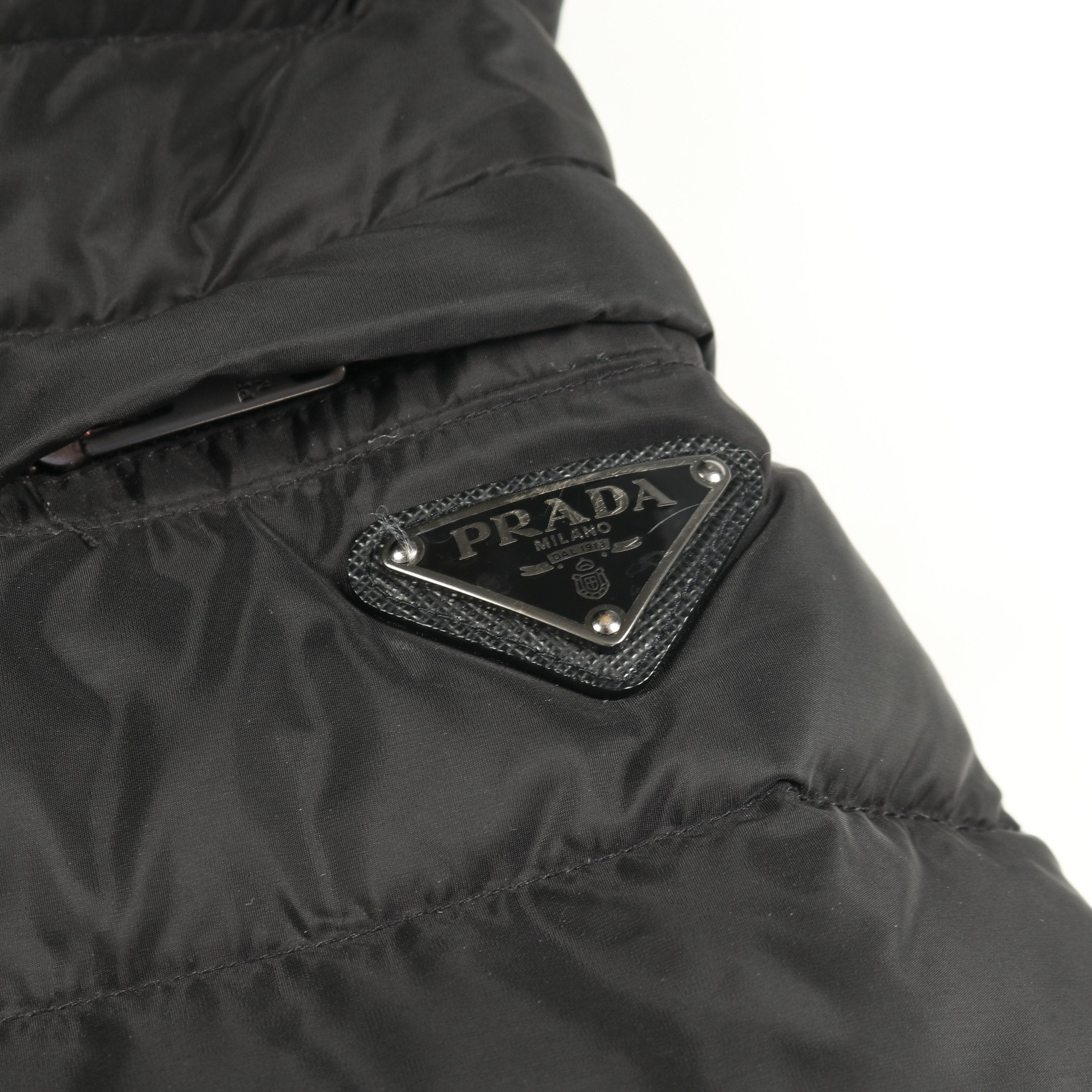 ダウンジャケット ナイロン ブラック 三角プレート プラダ – RECLO