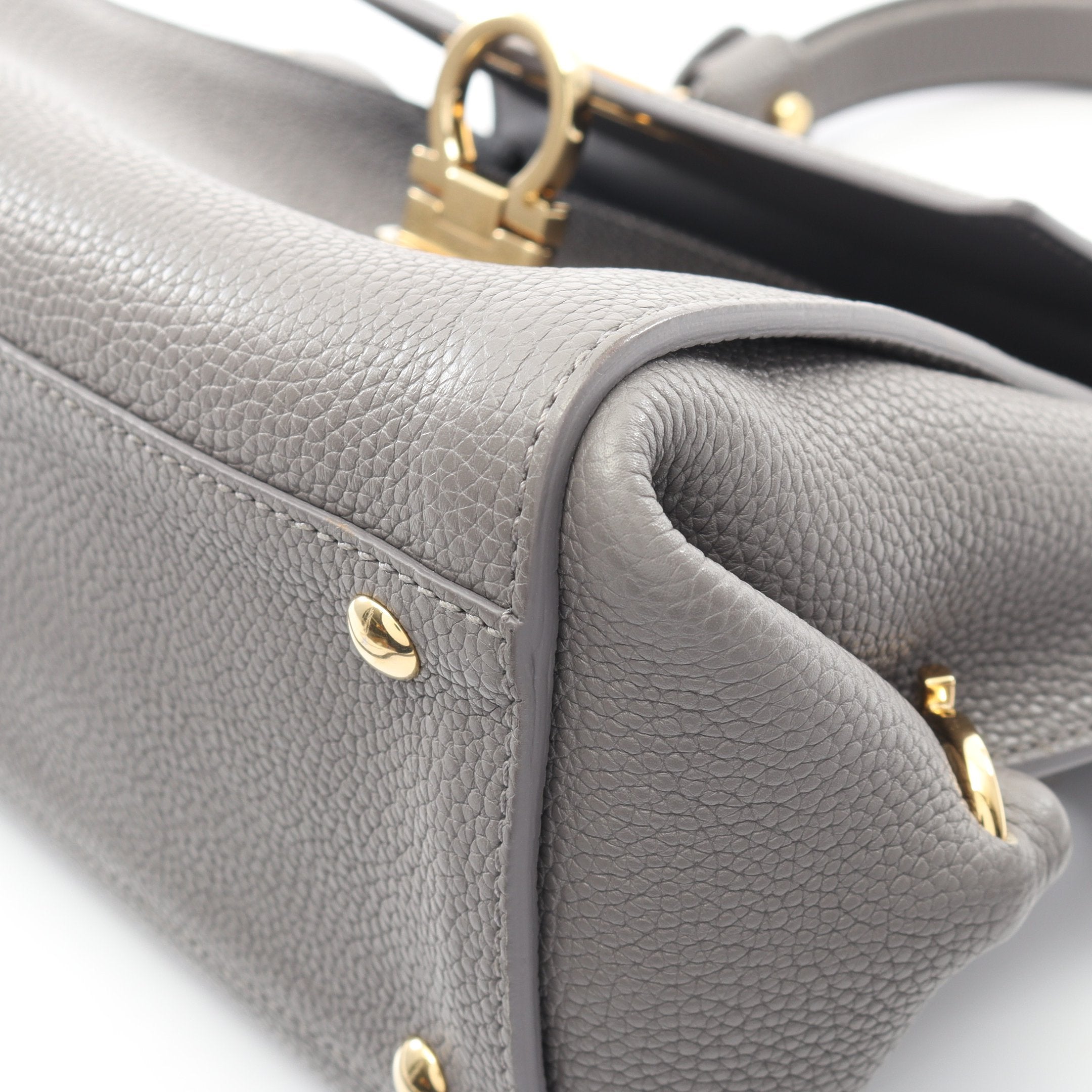 美品Salvatore Ferragamo ガンチーニハンドバッグ ライトグレー 美品Salvatore Ferragamo ガンチーニハンドバッグ ライトグレ