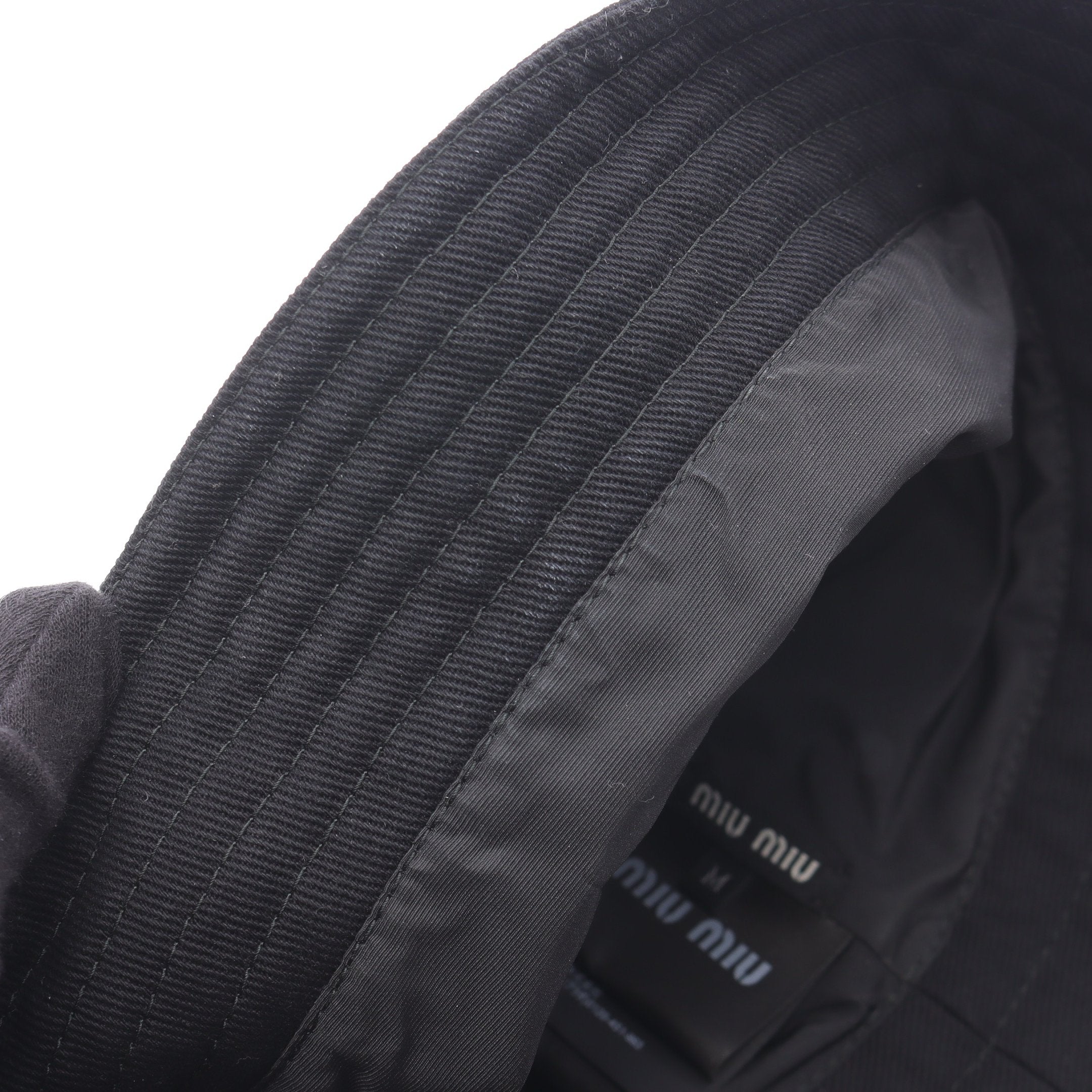 極美品 ミュウミュウ バケットハット ロゴ 刺繍 コットン ブラック バケット ハット 帽子 ロゴ刺繍 コットン ブラック ミュウミュウ – RECLO