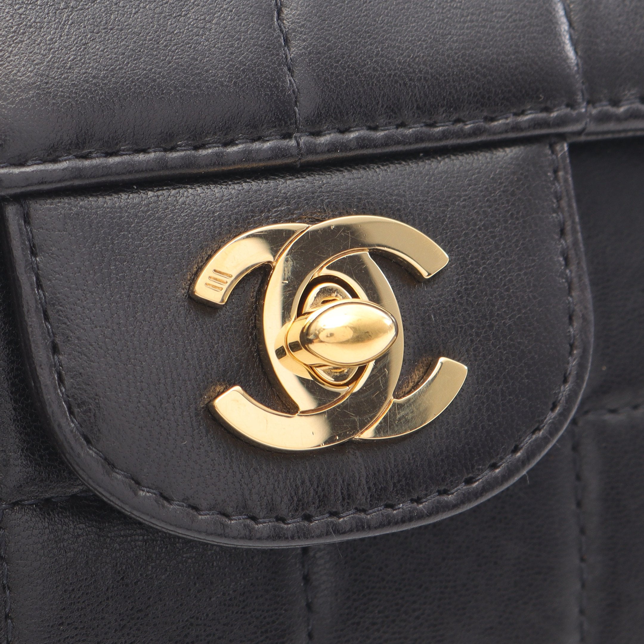 チョコバー チェーンショルダーバッグ ラムスキン ブラック ゴールド