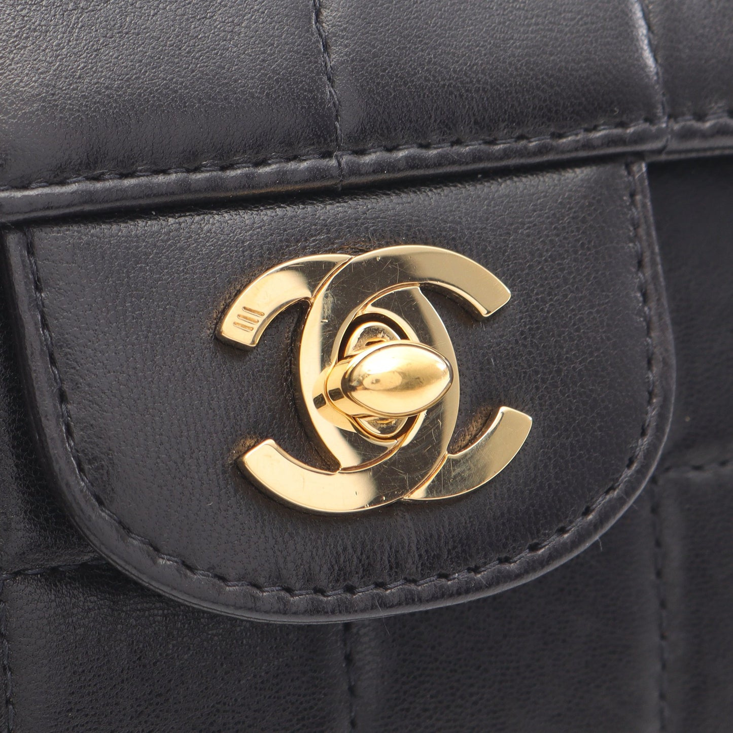 チョコバー チェーンショルダーバッグ ラムスキン ブラック ゴールド金具 シャネル バッグ CHANEL