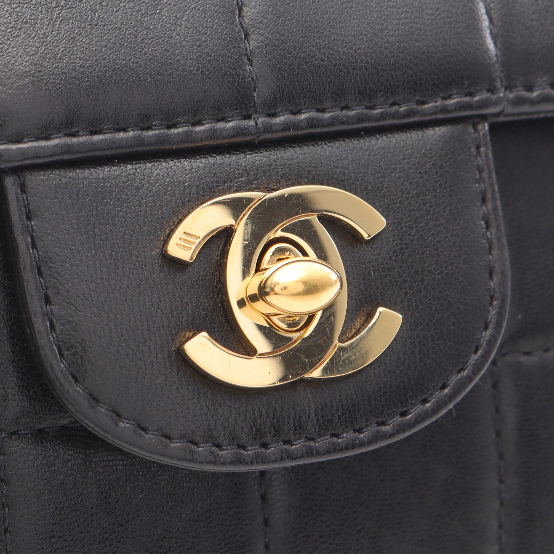 チョコバー チェーンショルダーバッグ ラムスキン ブラック ゴールド金具 シャネル バッグ CHANEL