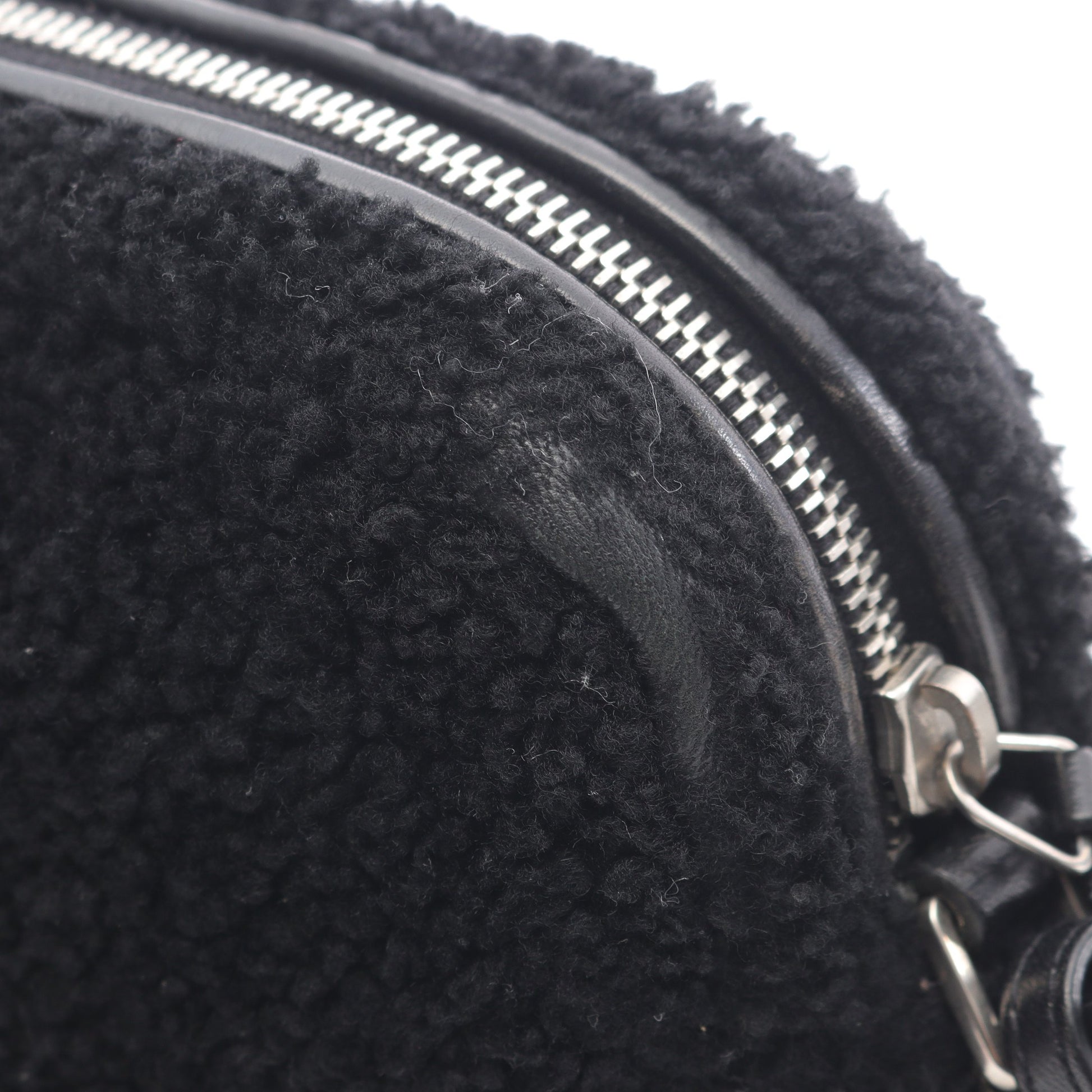 LOU CAMERA BAG ルー カメラバッグ ショルダーバッグ ボア レザー ブラック サンローランパリ バッグ SAINT LAURENT PARIS