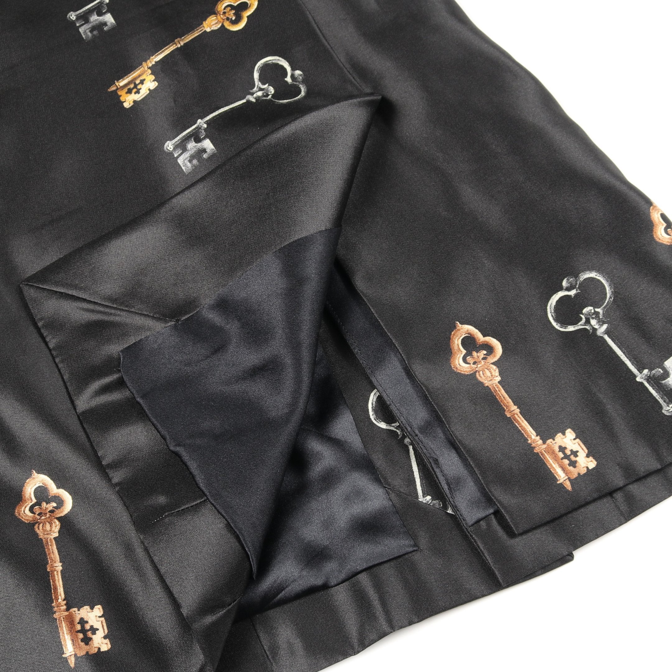 DOLCE & GABBANA シルク花柄スカート ブラック　ボタン 36サイズ ミニ スカート 鍵柄 シルク ブラック マルチカラー ドルチェアンド
