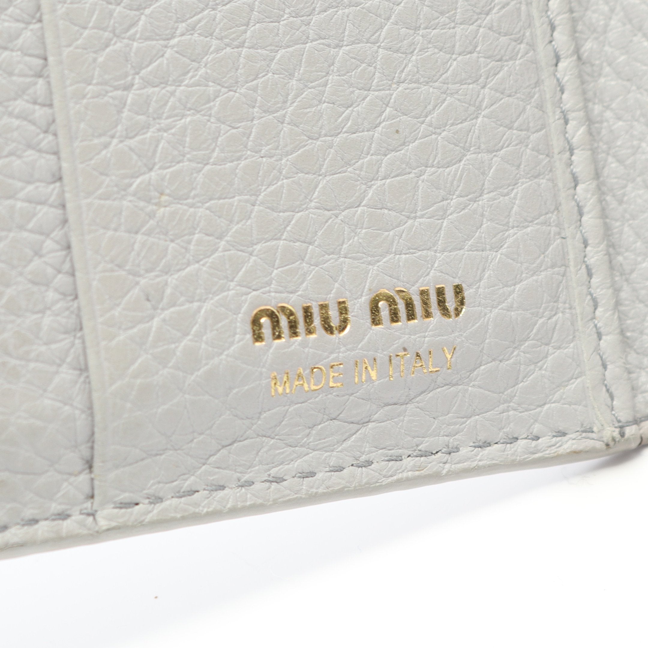 三つ折り財布 レザー グレー ロゴ ミュウミュウ – RECLO