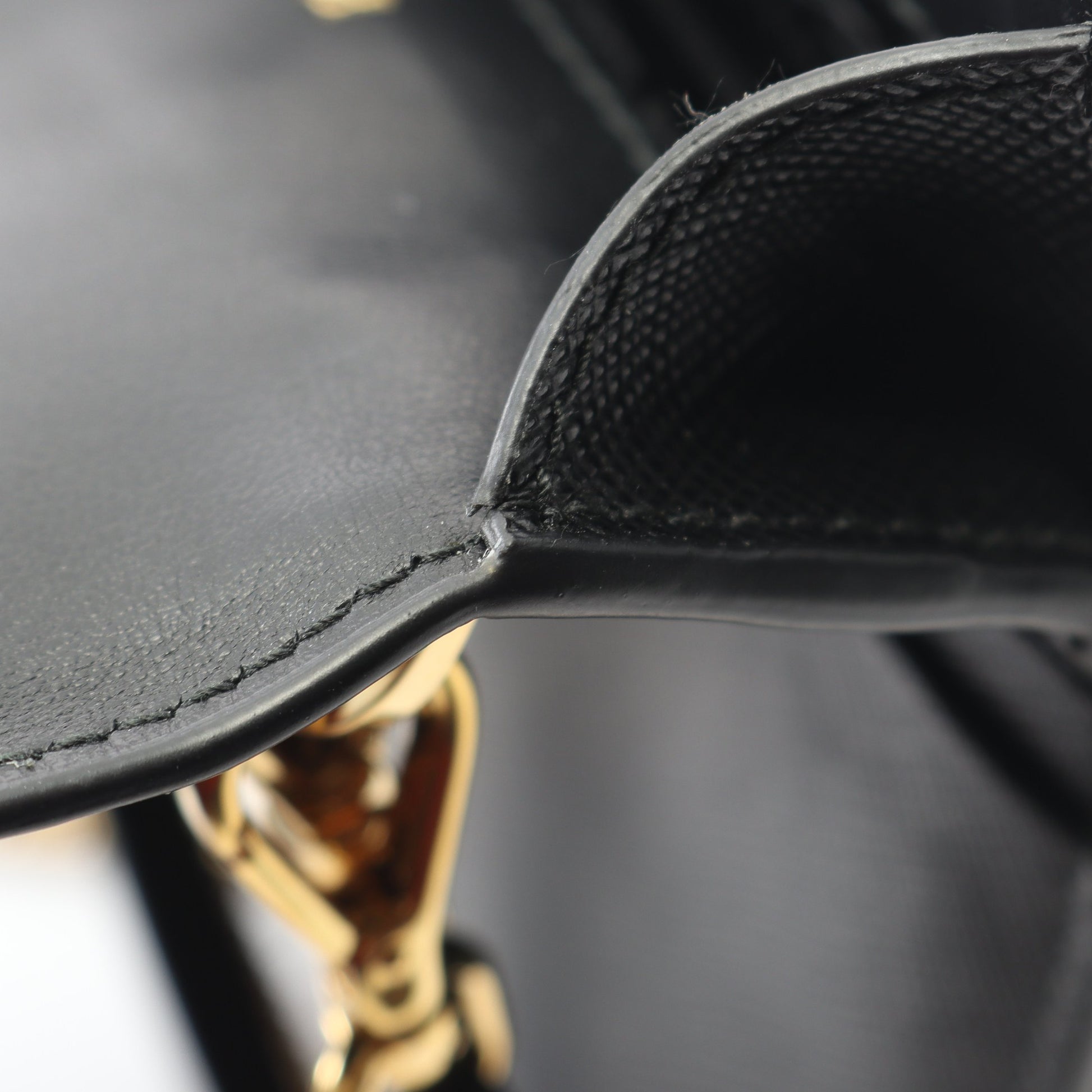 トライアングルロゴ フォンホルダー ハンドバッグ サフィアーノレザー ブラック 2WAY プラダ バッグ PRADA