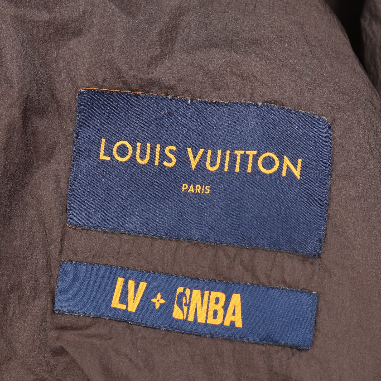 LOUIS VUITTON × NBA ジャケット ブルゾン ナイロン ブラウン マルチカラー 中綿 フード付き ルイヴィトン アウター LOUIS VUITTON