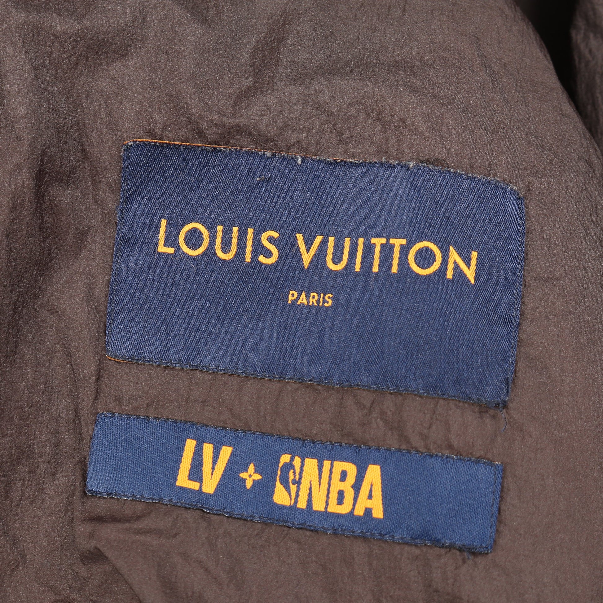 LOUIS VUITTON × NBA ジャケット ブルゾン ナイロン ブラウン マルチカラー 中綿 フード付き ルイヴィトン アウター LOUIS VUITTON