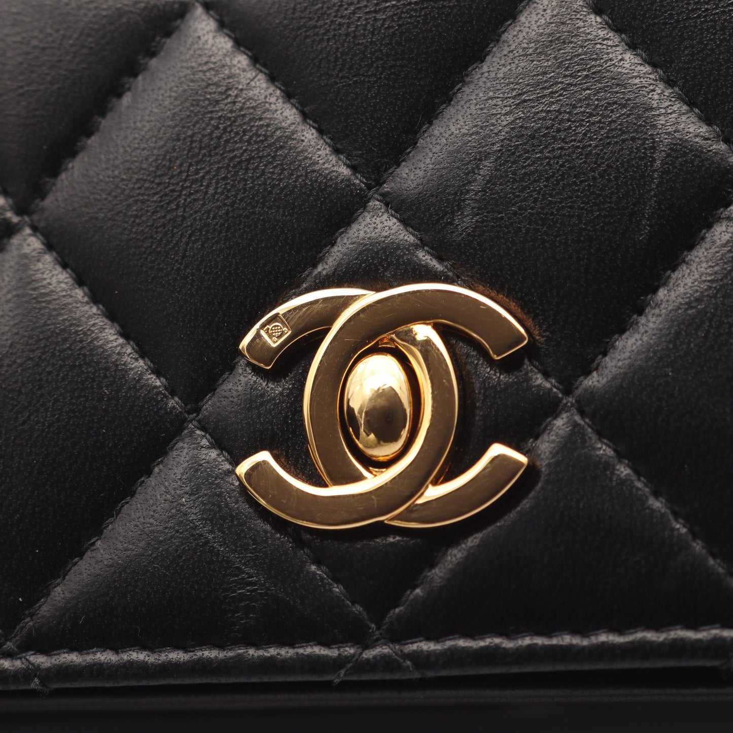 マトラッセ フルフラップ チェーンショルダーバッグ ラムスキン ブラック ゴールド金具 シャネル バッグ CHANEL