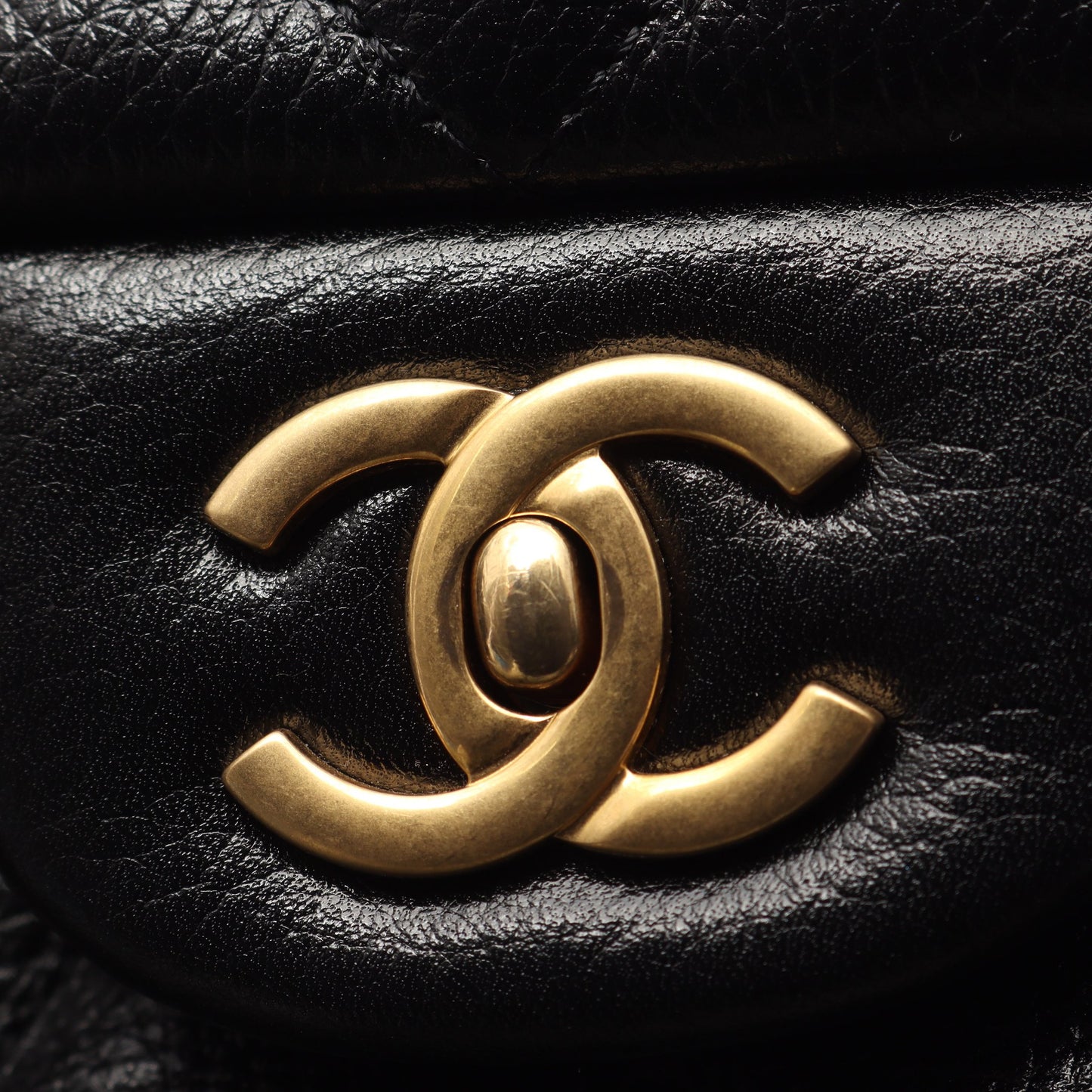 マキシ フラップ マトラッセ チェーンショルダーバッグ レザー ブラック ゴールド金具 シャネル バッグ CHANEL