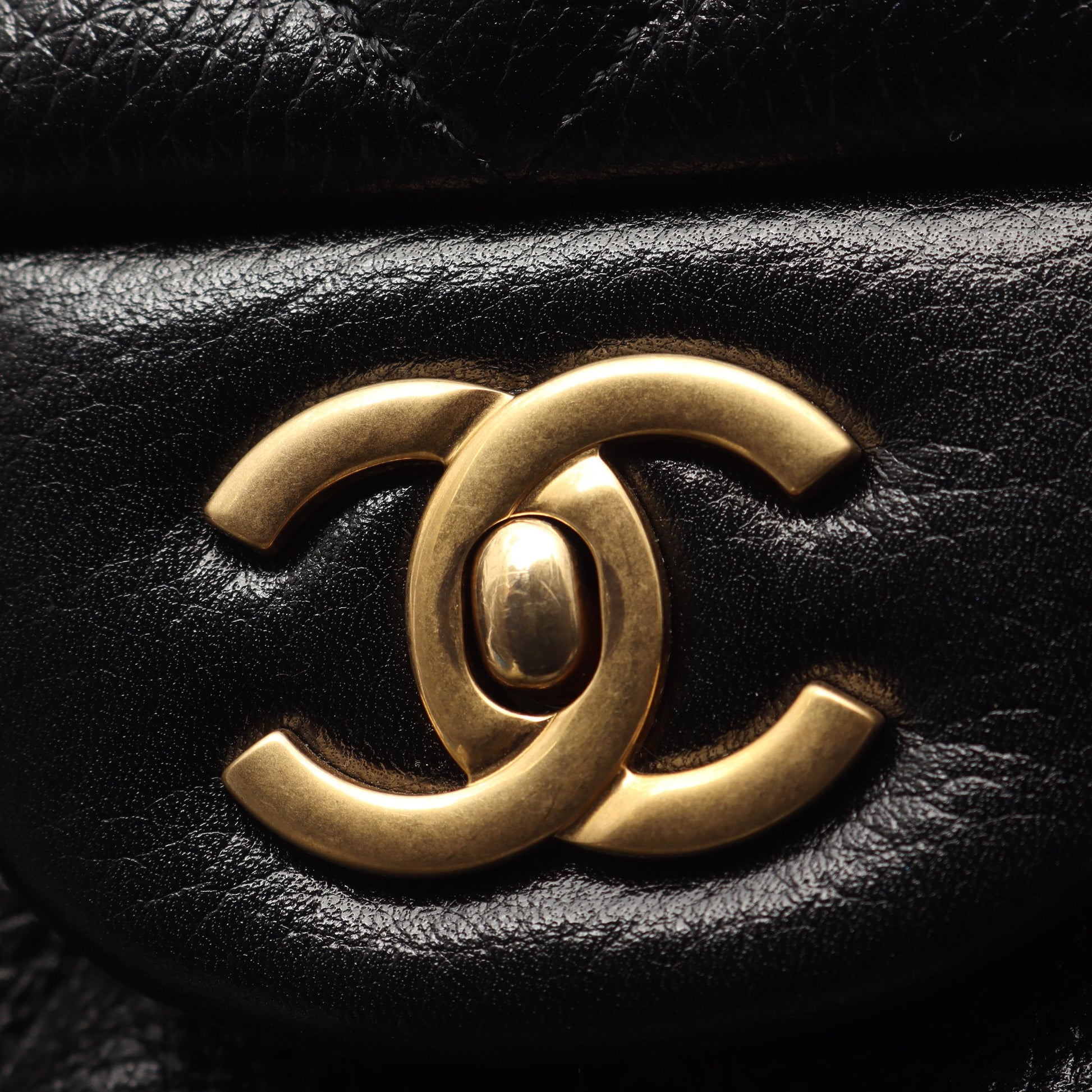 マキシ フラップ マトラッセ チェーンショルダーバッグ レザー ブラック ゴールド金具 シャネル バッグ CHANEL