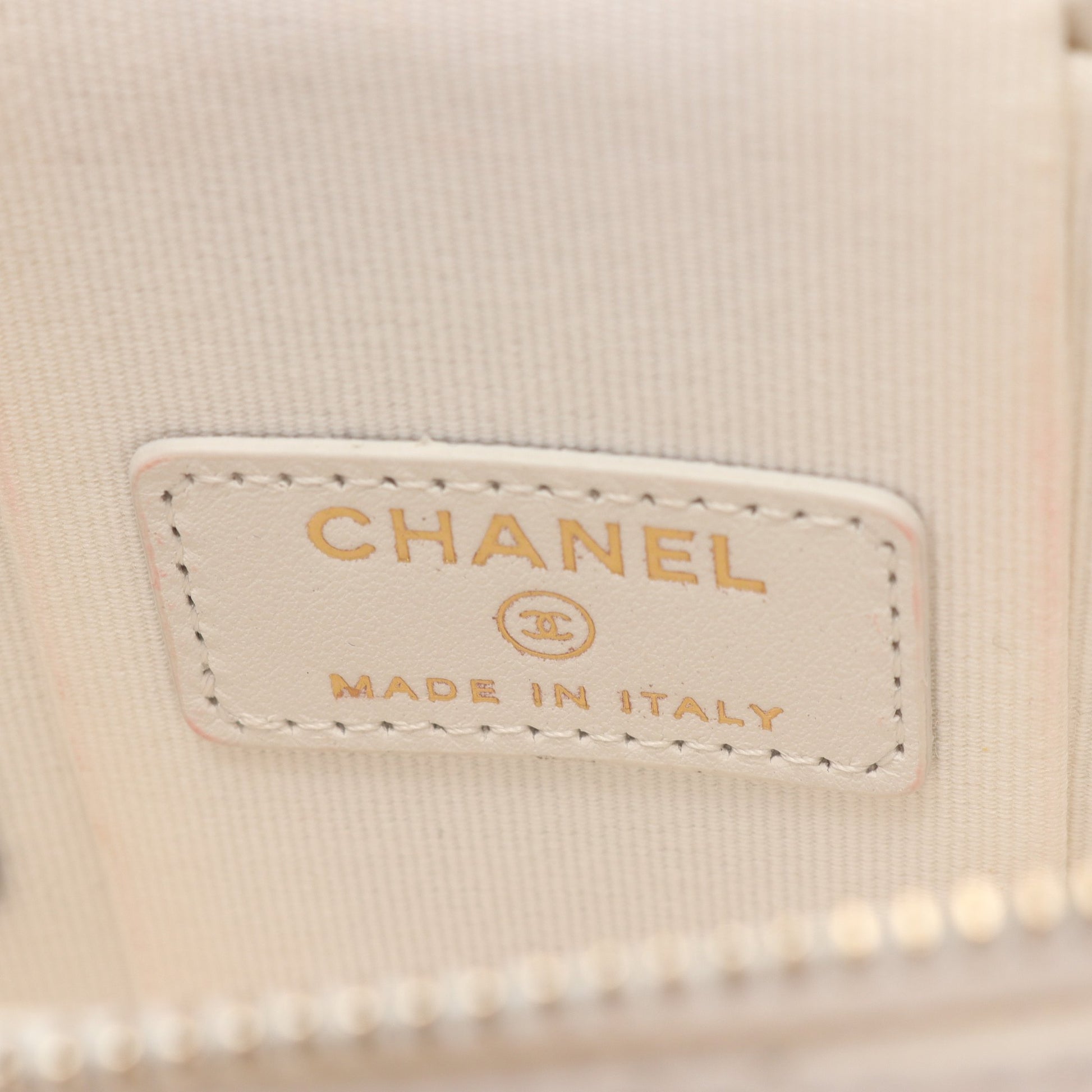 マトラッセ フォンホルダー チェーンショルダーバッグ キャビアスキン ホワイト ゴールド金具 シャネル バッグ CHANEL