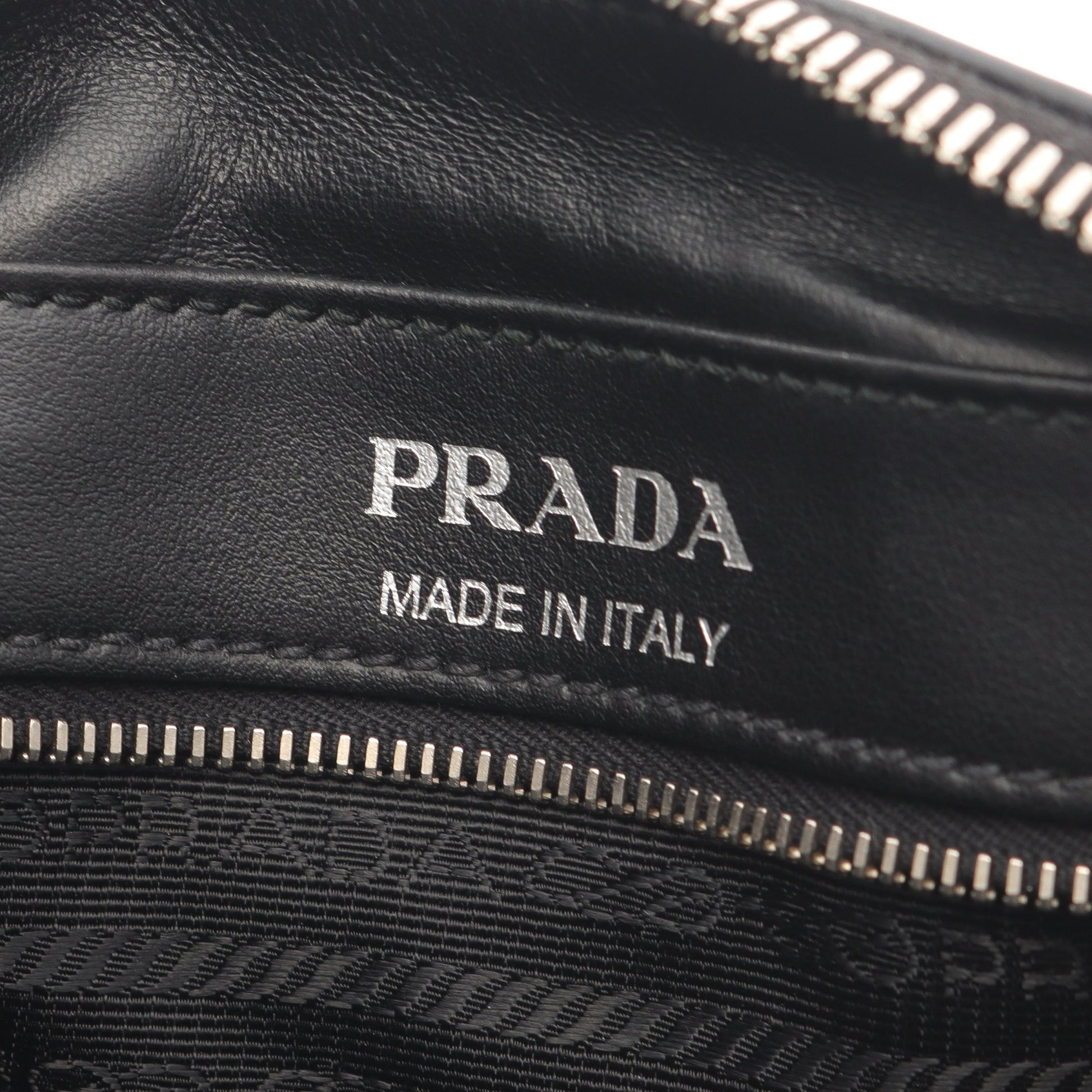 ショルダーバッグ バナナ レザー ブラック ホワイト ピンクパープル トライアングルロゴ プラダ バッグ PRADA