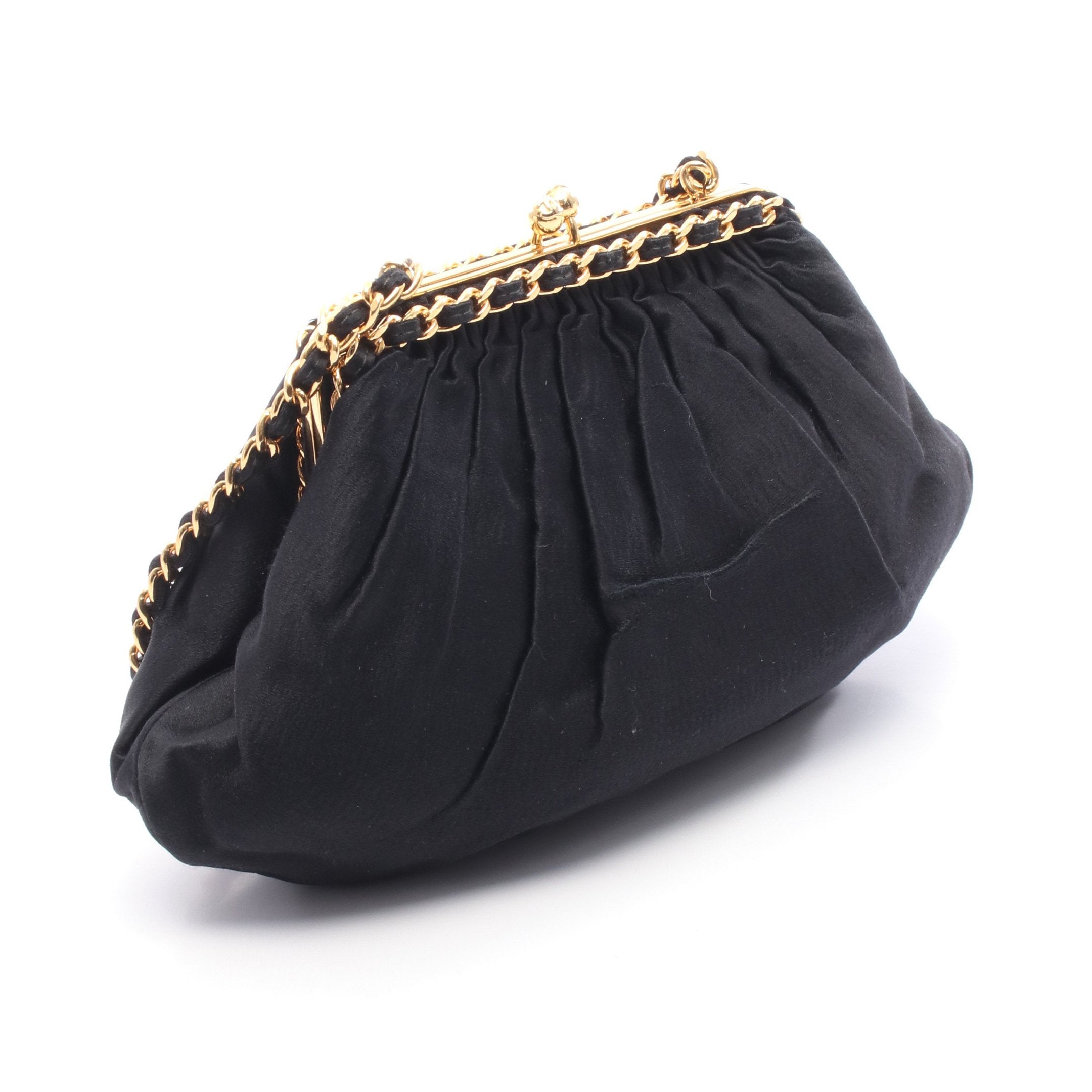 CHANEL ゴールド サテン キルティング パーティーバッグ Chanel 25 “Gilded Quilts” Drawstring Bag in Metallic Gold – LUXE