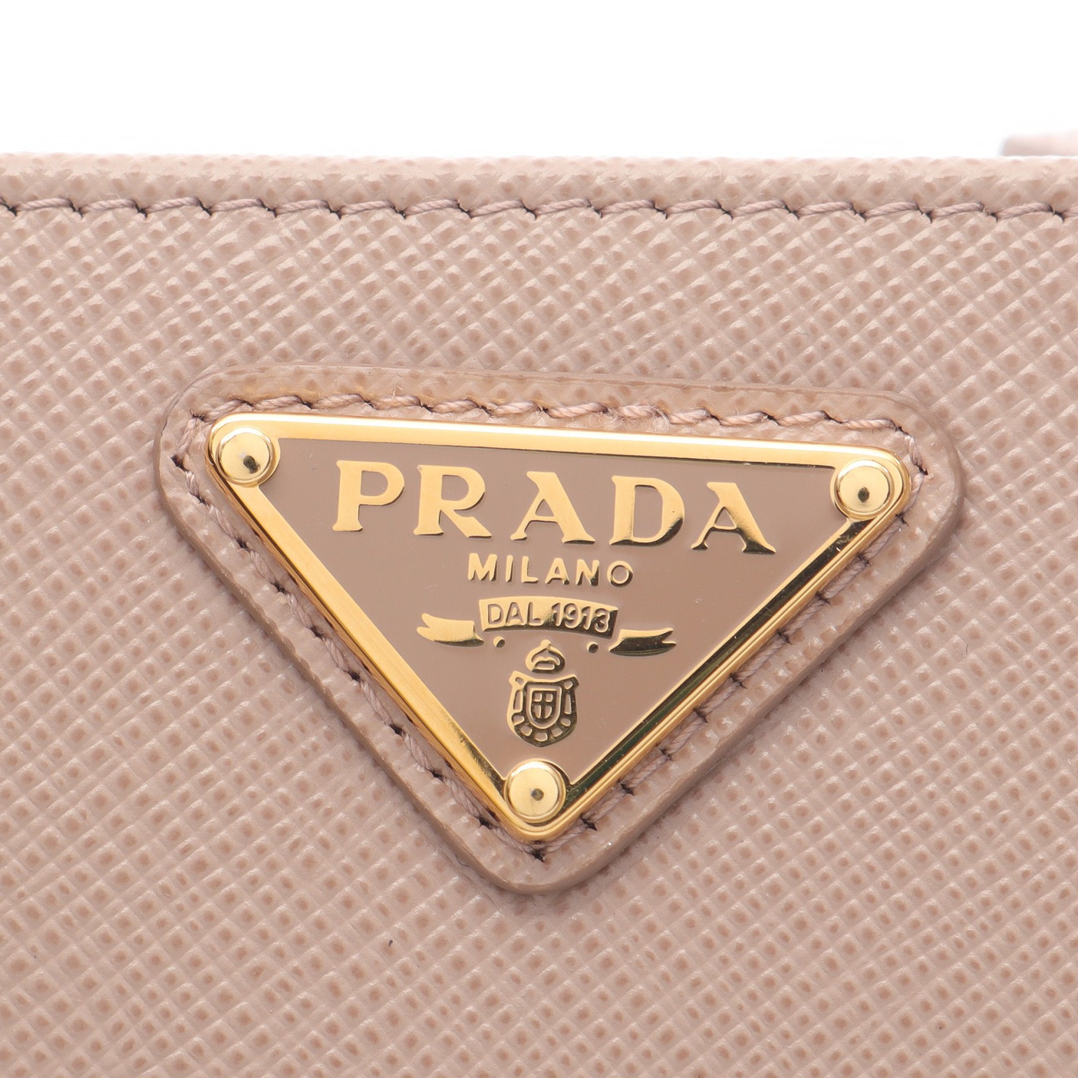 【超美品】PRADA 三角ロゴ レザー2つ折り財布 サフィアーノピンクベージュ SAFFIANO TRIANG 二つ折り財布 サフィアーノレザー ピンクベージュ