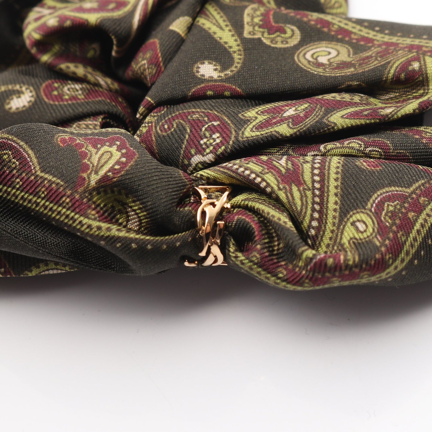 YSLモノグラム スクランチ シュシュ ヘアアクセサリー ペイズリー柄 シルク カーキグリーン マルチカラー サンローランパリ アクセサリー SAINT LAURENT PARIS