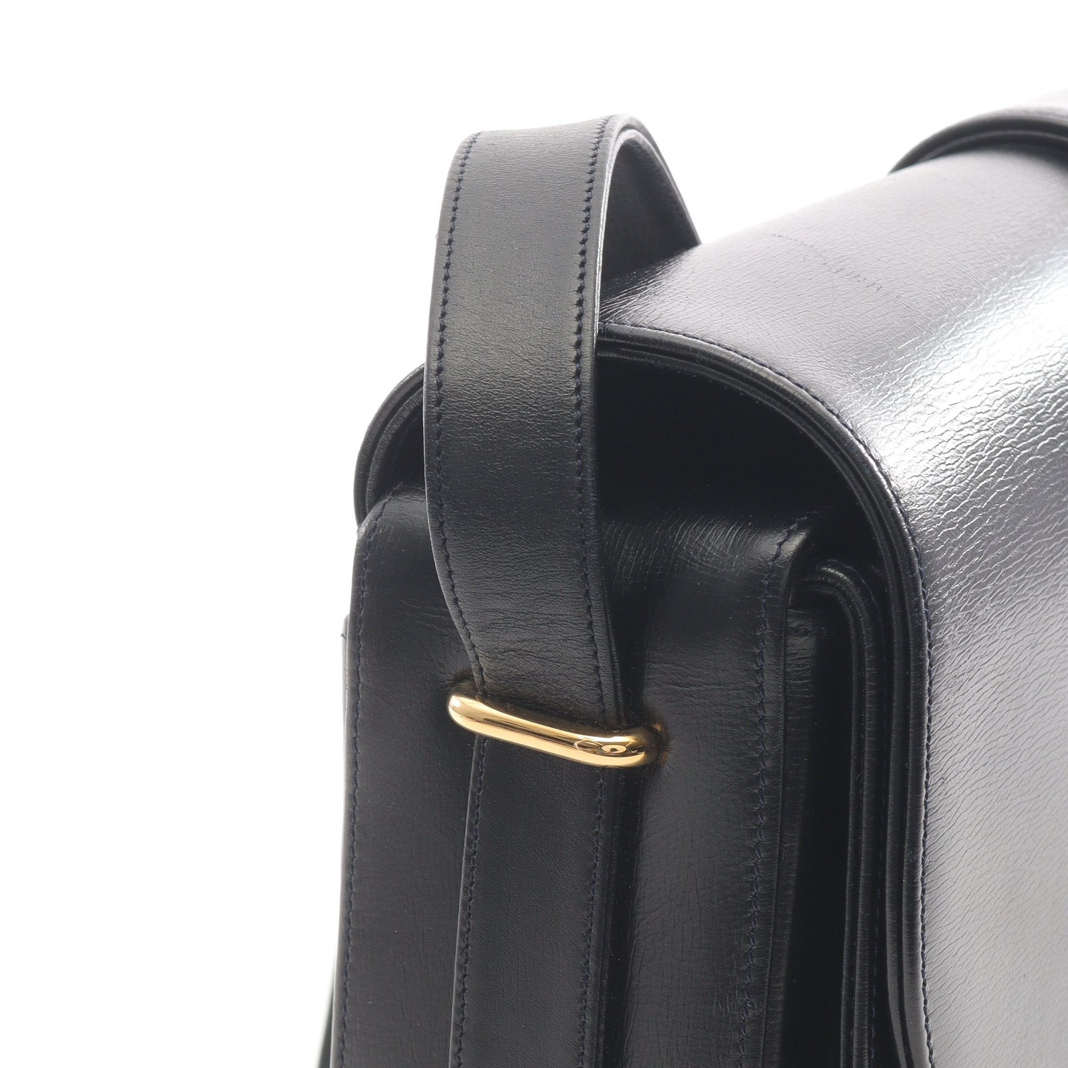 美品 カルティエ レザー ショルダーバッグ サファイアライン ロゴ型押し 紺 美品 カルティエ レザー ショルダーバッグ サファイアライン ロゴ型押し 紺