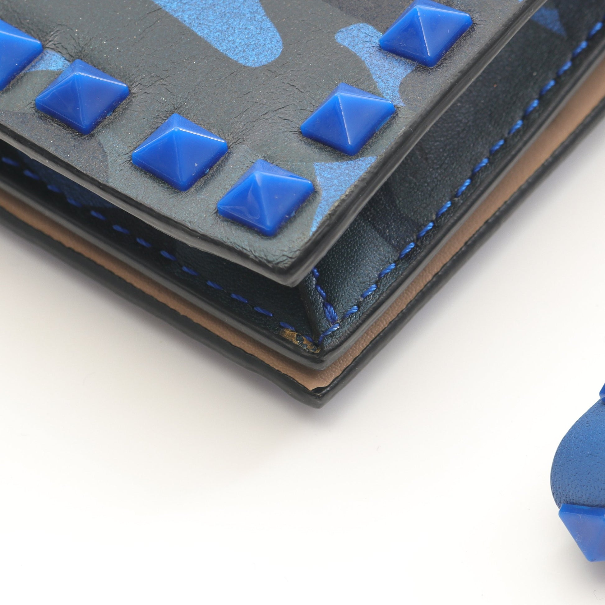 ロックスタッズ クラッチバッグ カモフラージュ レザー ブルー マルチカラー ヴァレンティノガラヴァーニ バッグ VALENTINO GARAVANI