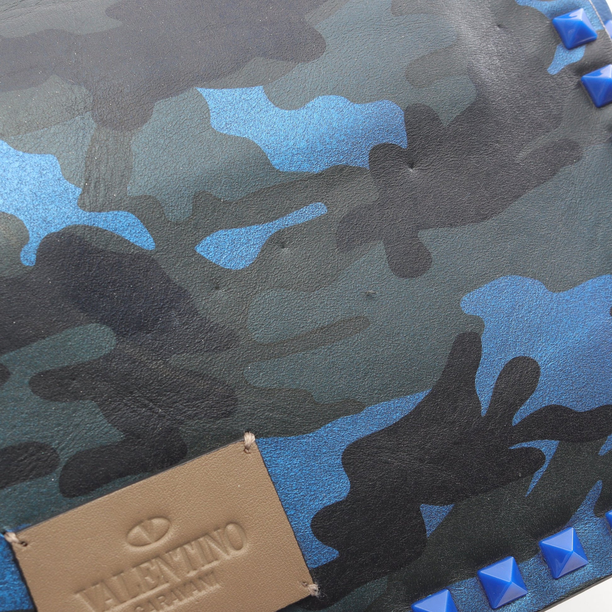 ロックスタッズ クラッチバッグ カモフラージュ レザー ブルー マルチカラー ヴァレンティノガラヴァーニ バッグ VALENTINO GARAVANI