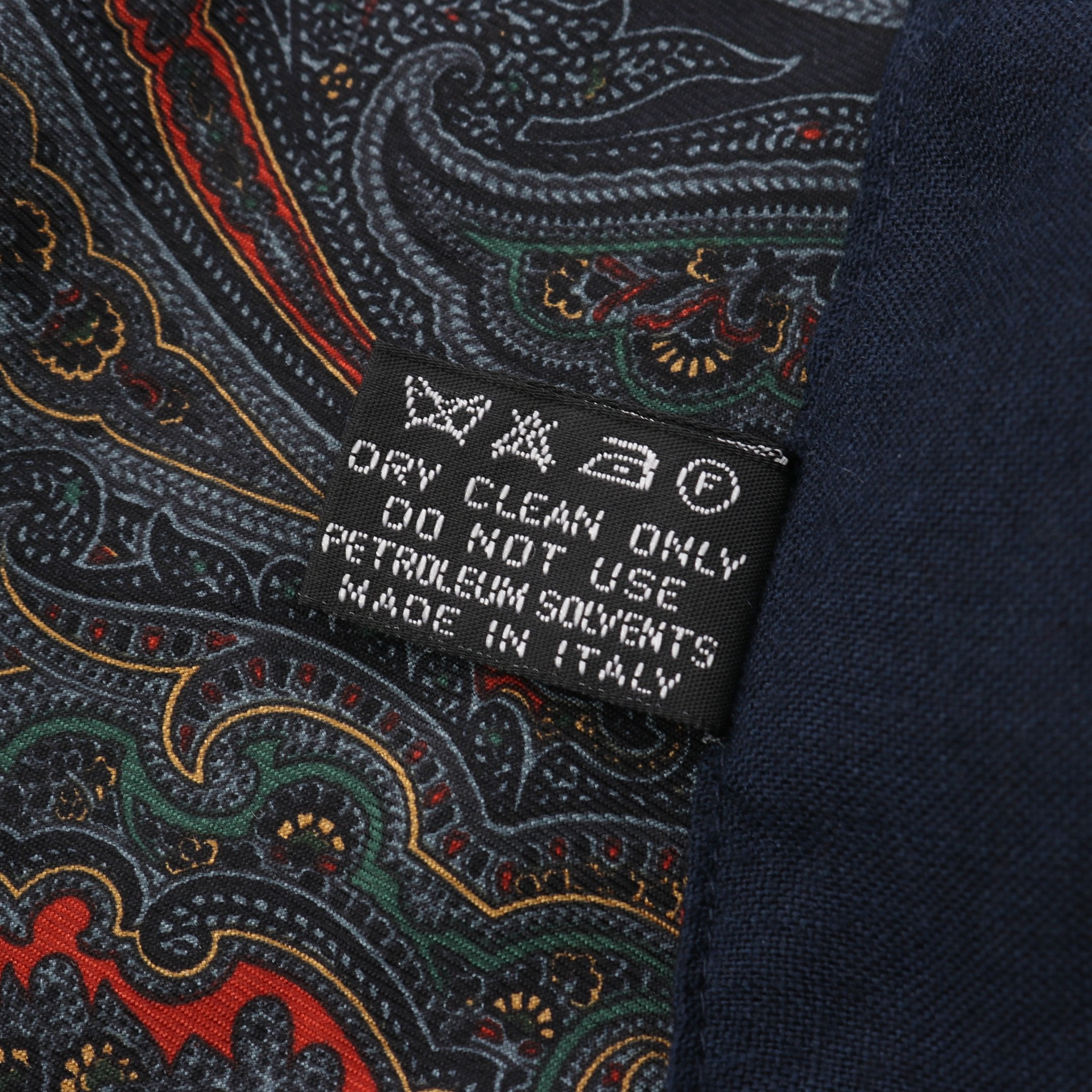 CHANEL ペイズリー柄シルクスカーフ 美品 CHANEL シルクスカーフ ペイズリー 宝石 黒 赤 - メルカリ