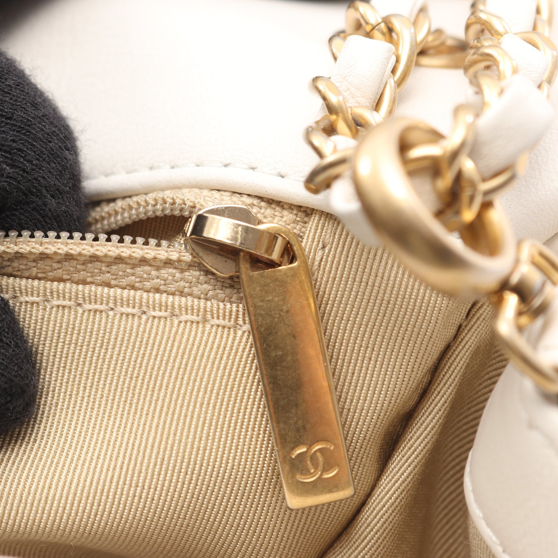 マトラッセ Wチェーンショルダーバッグ ロゴ金具 レザー オフホワイト ゴールド金具 シャネル バッグ CHANEL