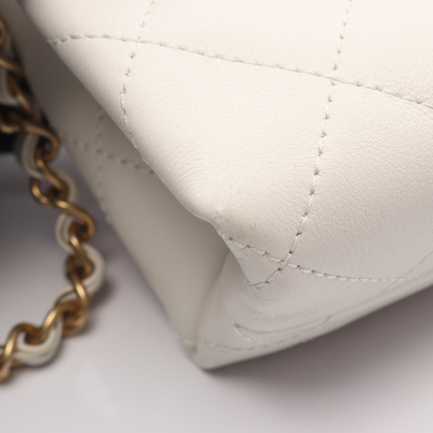 マトラッセ Wチェーンショルダーバッグ ロゴ金具 レザー オフホワイト ゴールド金具 シャネル バッグ CHANEL