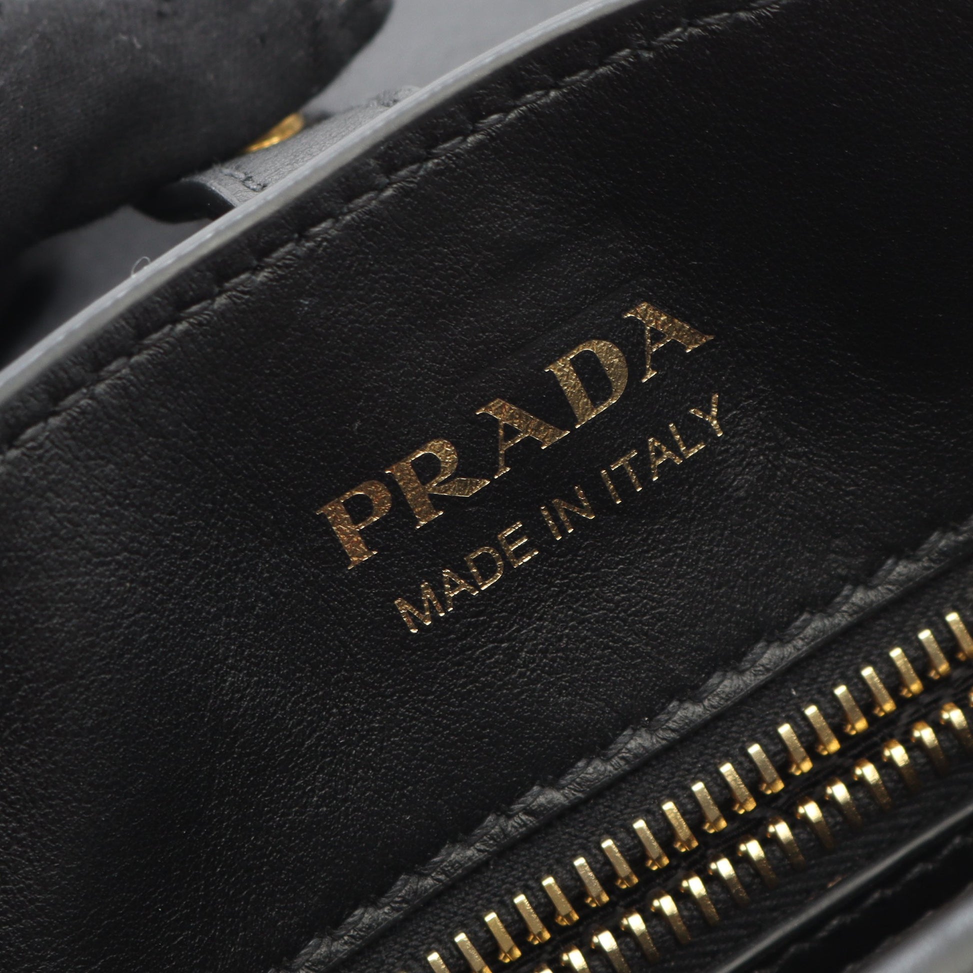 コルセール ショルダーバッグ 刺繍 レザー ブラック プラダ バッグ PRADA