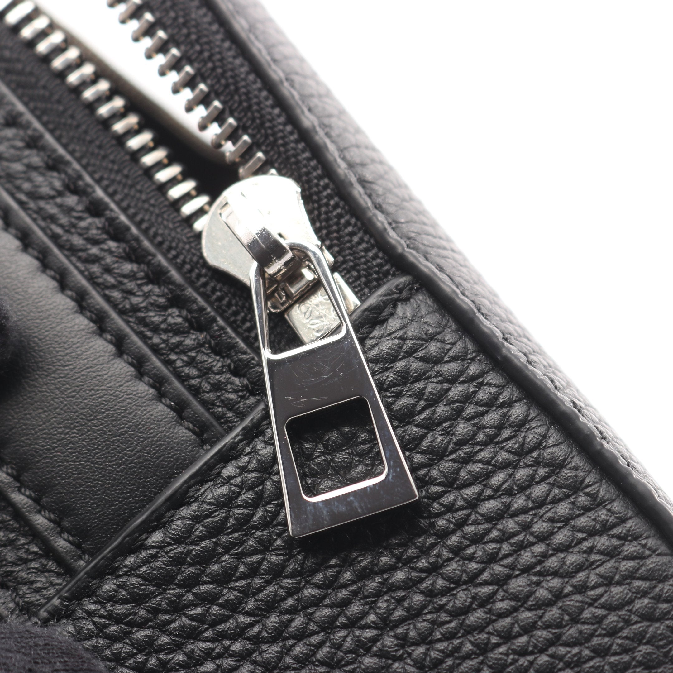 美品　【LOEWE】ロエベ　クロスボディバック　ミニ　2WAY クロスボディ カメラバッグ ミニ ハンドバッグ レザー ブラック 2WAY