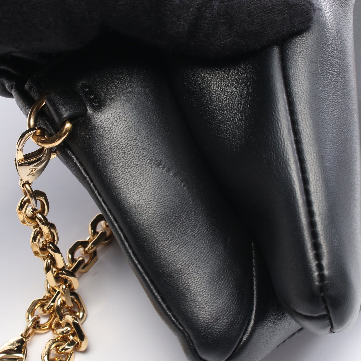 ポシェットクッサン モノグラムエンボス ノワール ショルダーバッグ ラムスキン ブラック ルイヴィトン バッグ LOUIS VUITTON