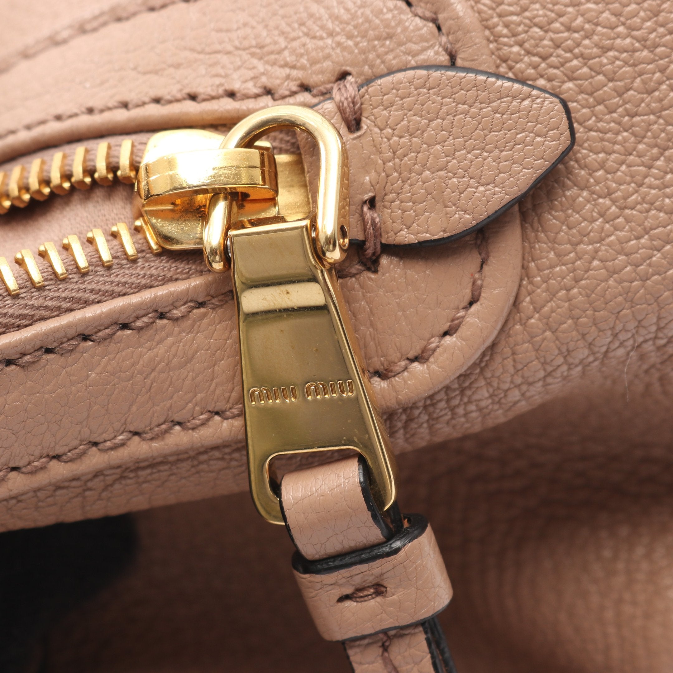 Miu Miu ピンクベージュ レザーハンドバッグ(ストラップ紐無し) ハンドバッグ レザー ピンクベージュ 2WAY ドローストリング ミュウ