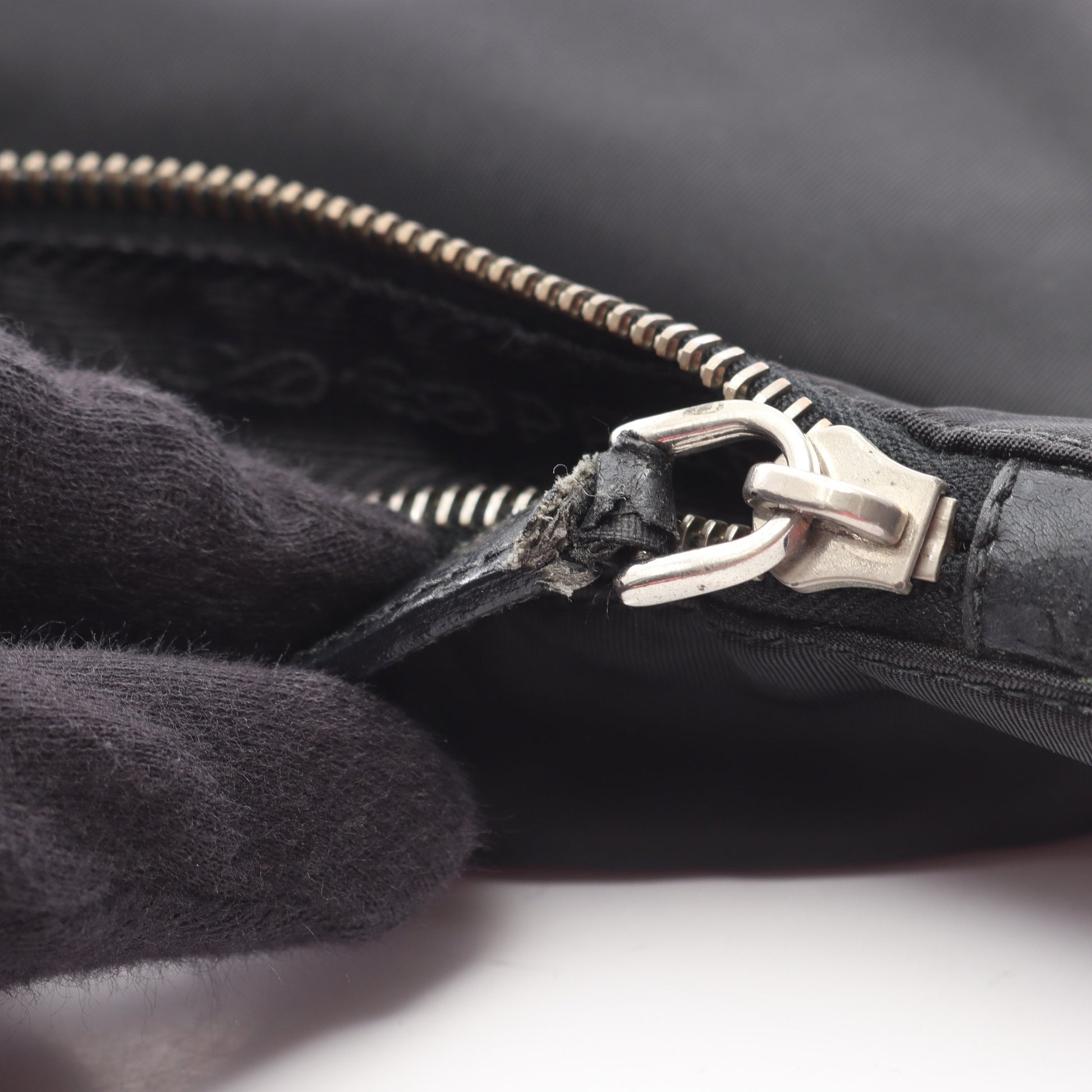 ショルダーバッグ ナイロン レザー ブラック 三角ロゴプレート プラダ バッグ PRADA