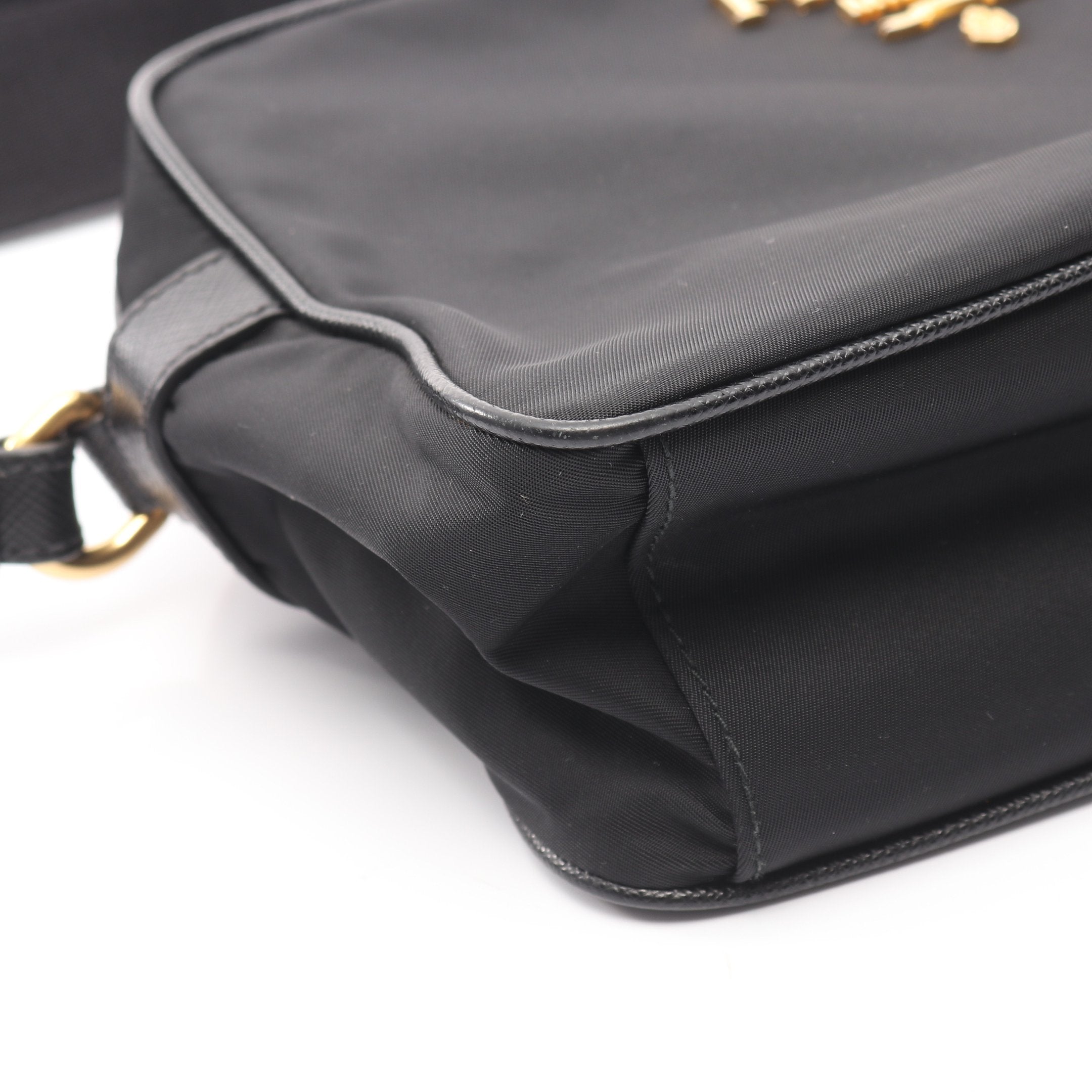 PRADA ショルダーバッグ ボディバッグ 金ロゴ ナイロン レザー ブラック ショルダーバッグ ロゴ金具 ナイロン サフィアーノレザー ブラック