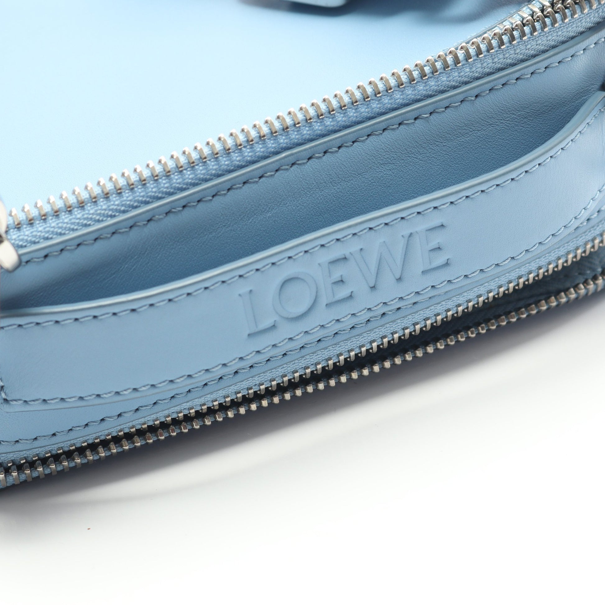 クロスボディ カメラバッグ ミニ ハンドバッグ レザー ライトブルー ロエベ バッグ LOEWE