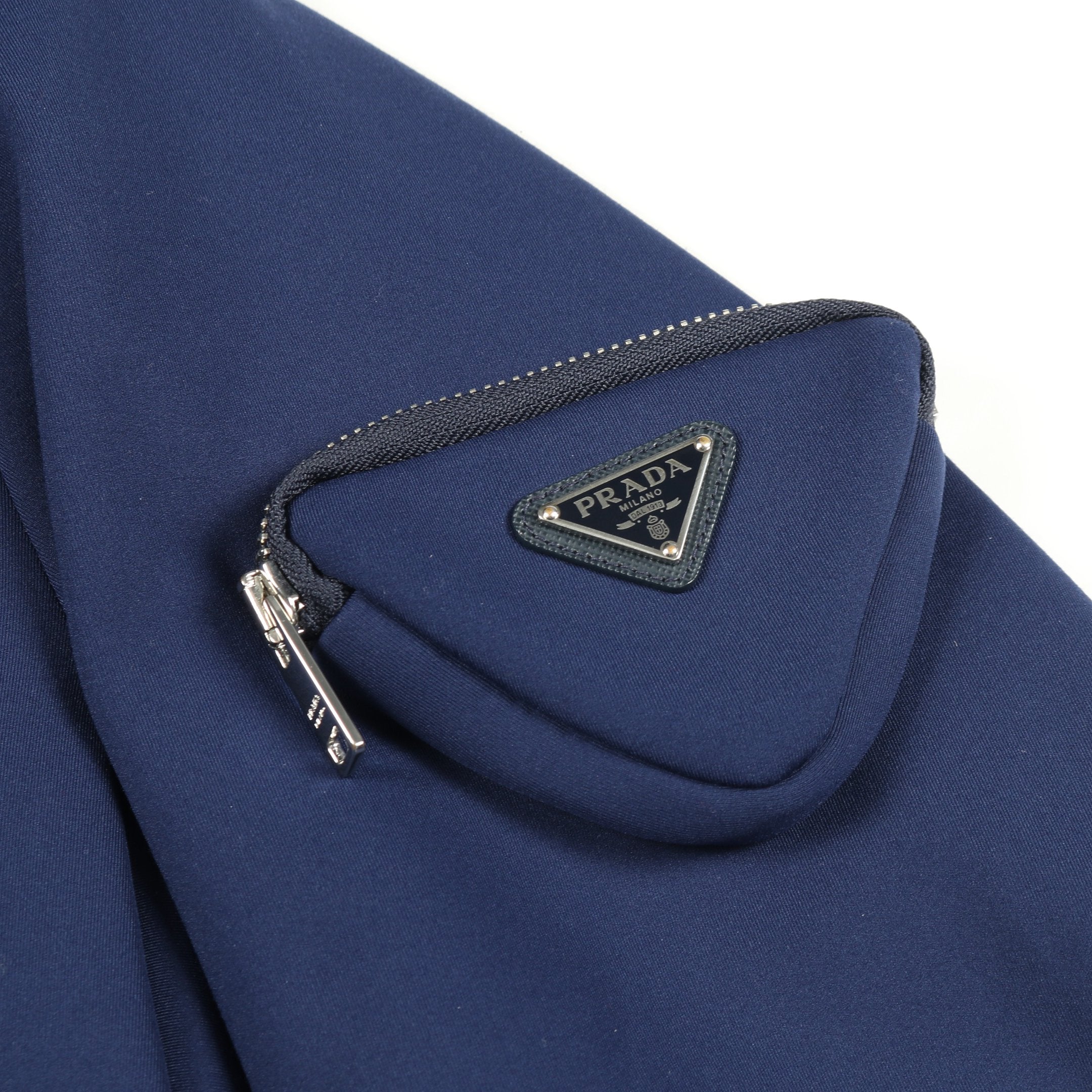 専用　ナイロン　プラダ　ブルゾン　三角プレート　ネイビー　Mサイズ PRADA】プラダ『スポーツライン 三角ロゴ トライアングルプレート