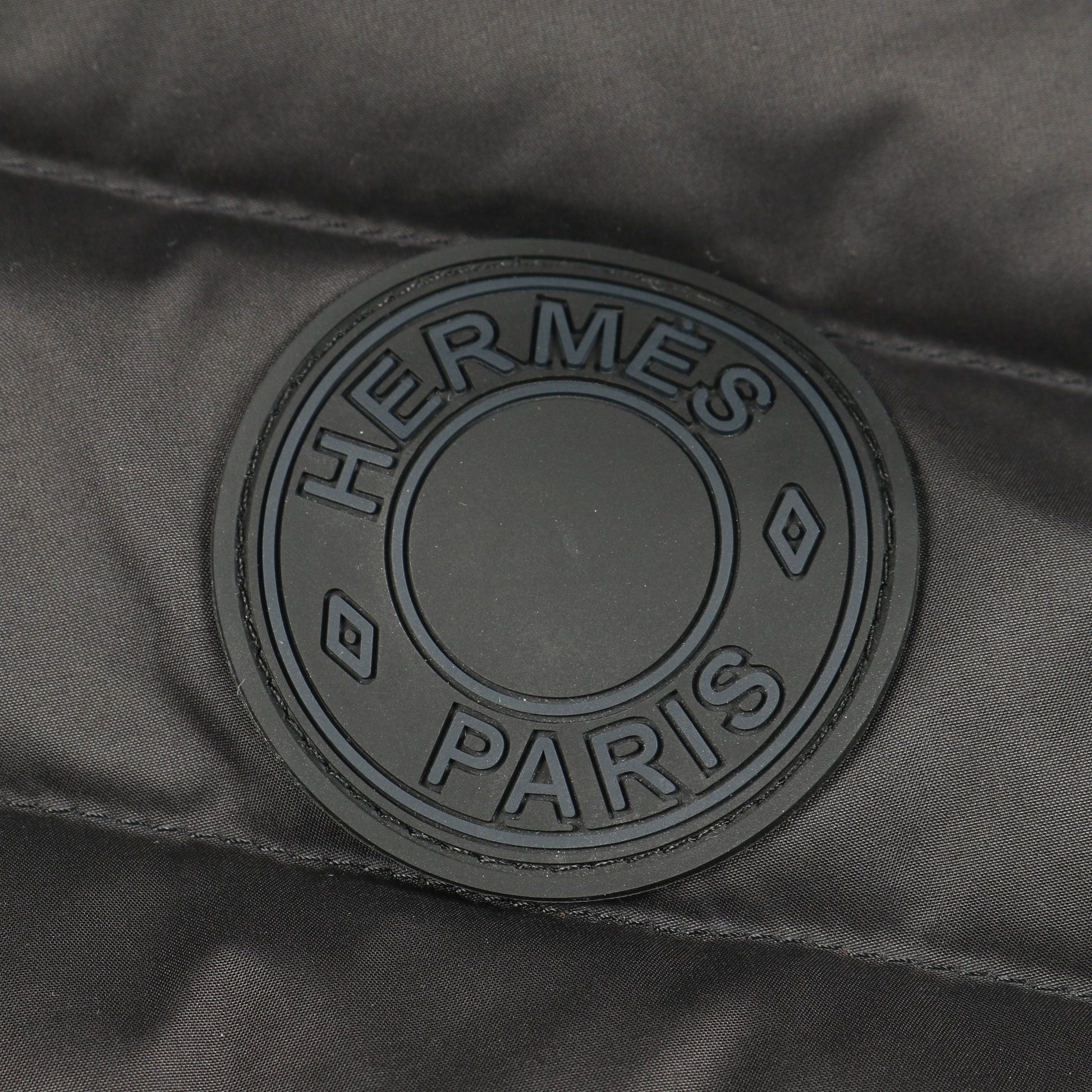 ダウンベスト ロゴワッペン ブラック エルメス アウター HERMES