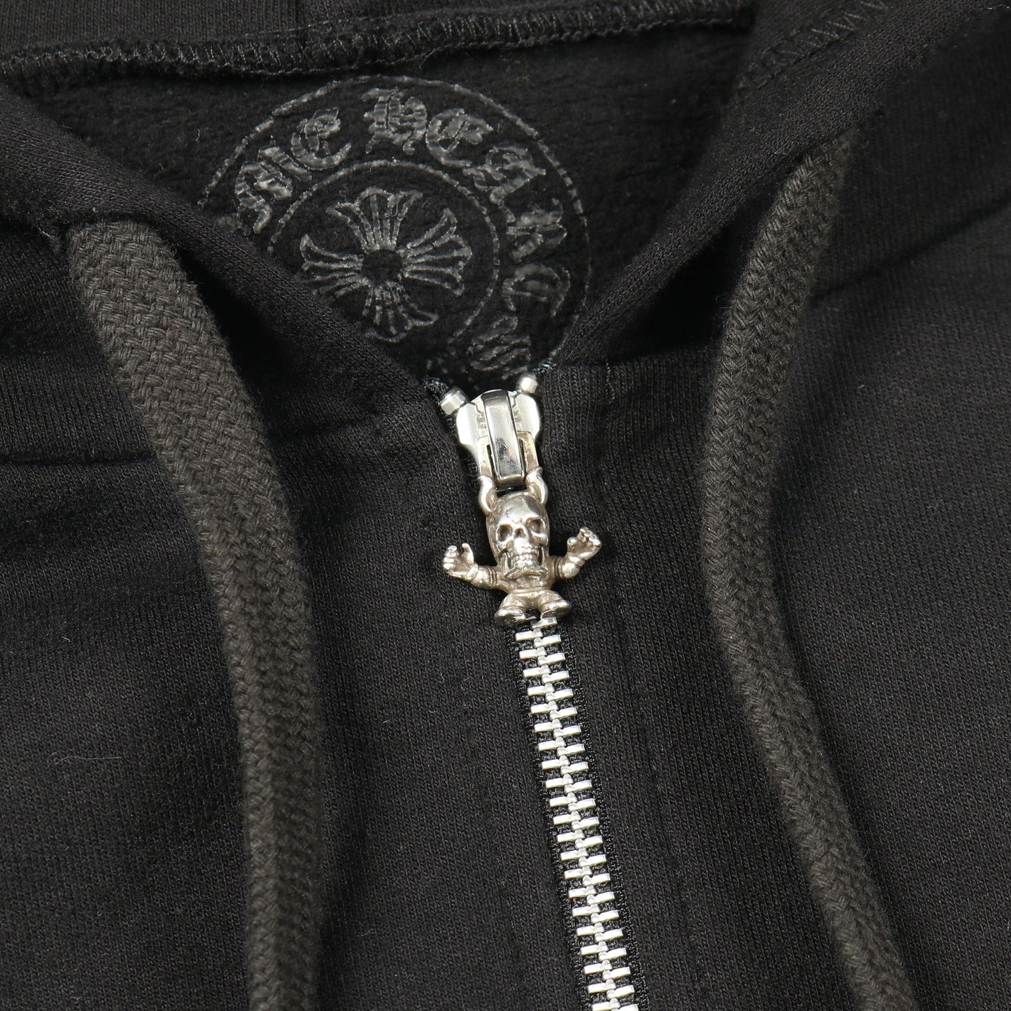 FOTI フォティ ジップアップパーカー バックプリント コットン ブラック レッド 裏起毛 クロムハーツ トップス Chrome Hearts