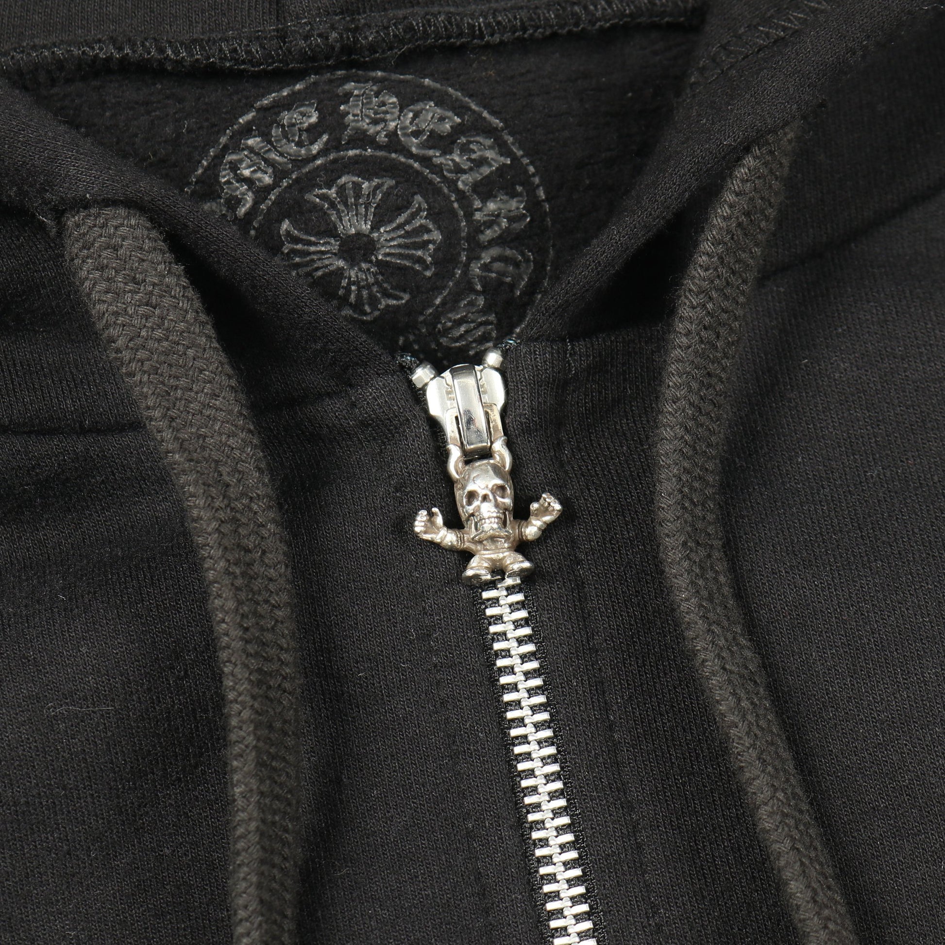 FOTI フォティ ジップアップパーカー バックプリント コットン ブラック レッド 裏起毛 クロムハーツ トップス Chrome Hearts
