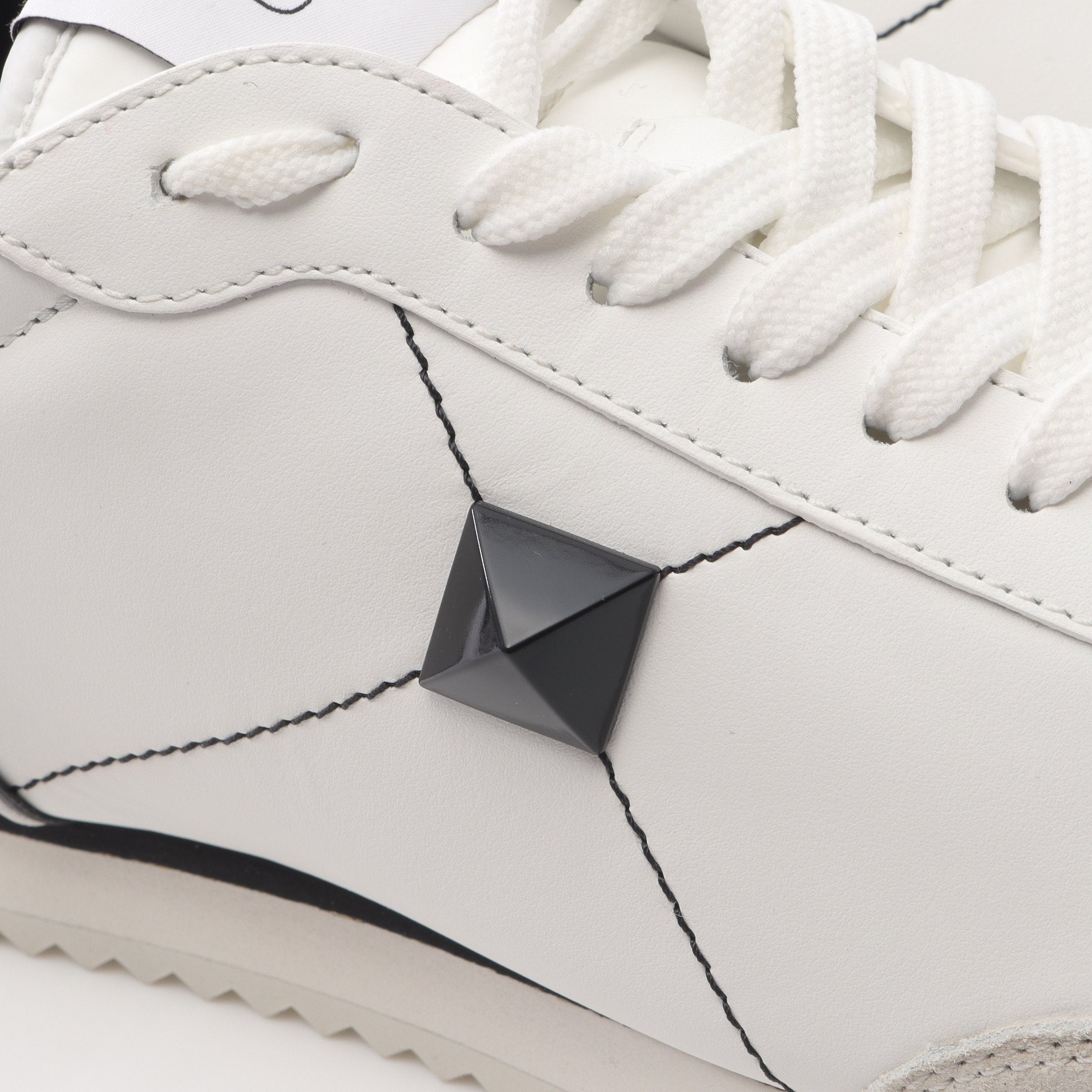 美品 ヴァレンティノガラヴァーニ スニーカー スタッズ　23.5㎝　レザー ヴァレンティノ ガラヴァーニ〉の新作スニーカーは大人のアメカジ